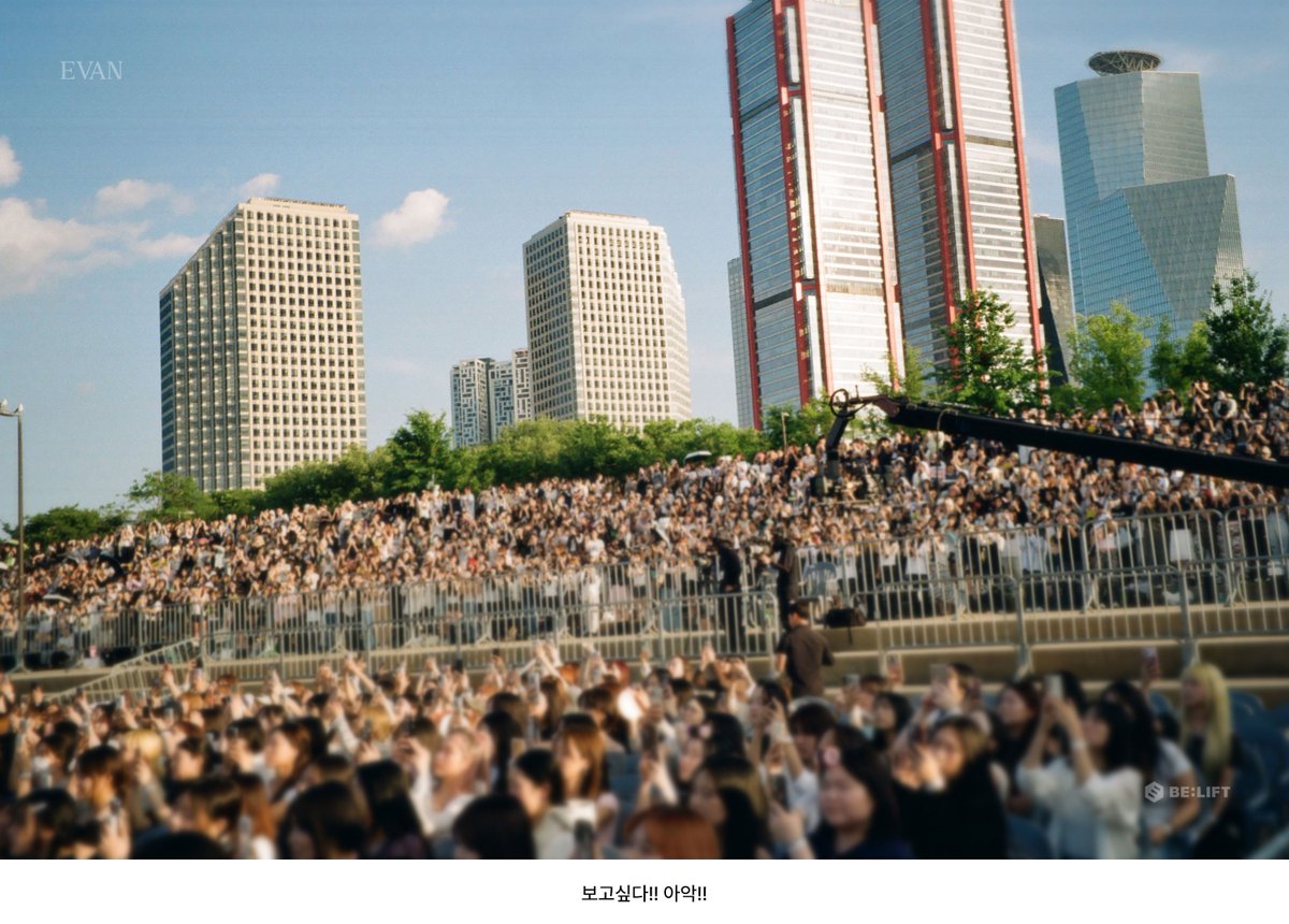 h_evannie's tweet photo. 𝗘𝘃𝗮𝗻 : The first open concert, with the sunset's view. https://t.co/sdWCGhdHEw