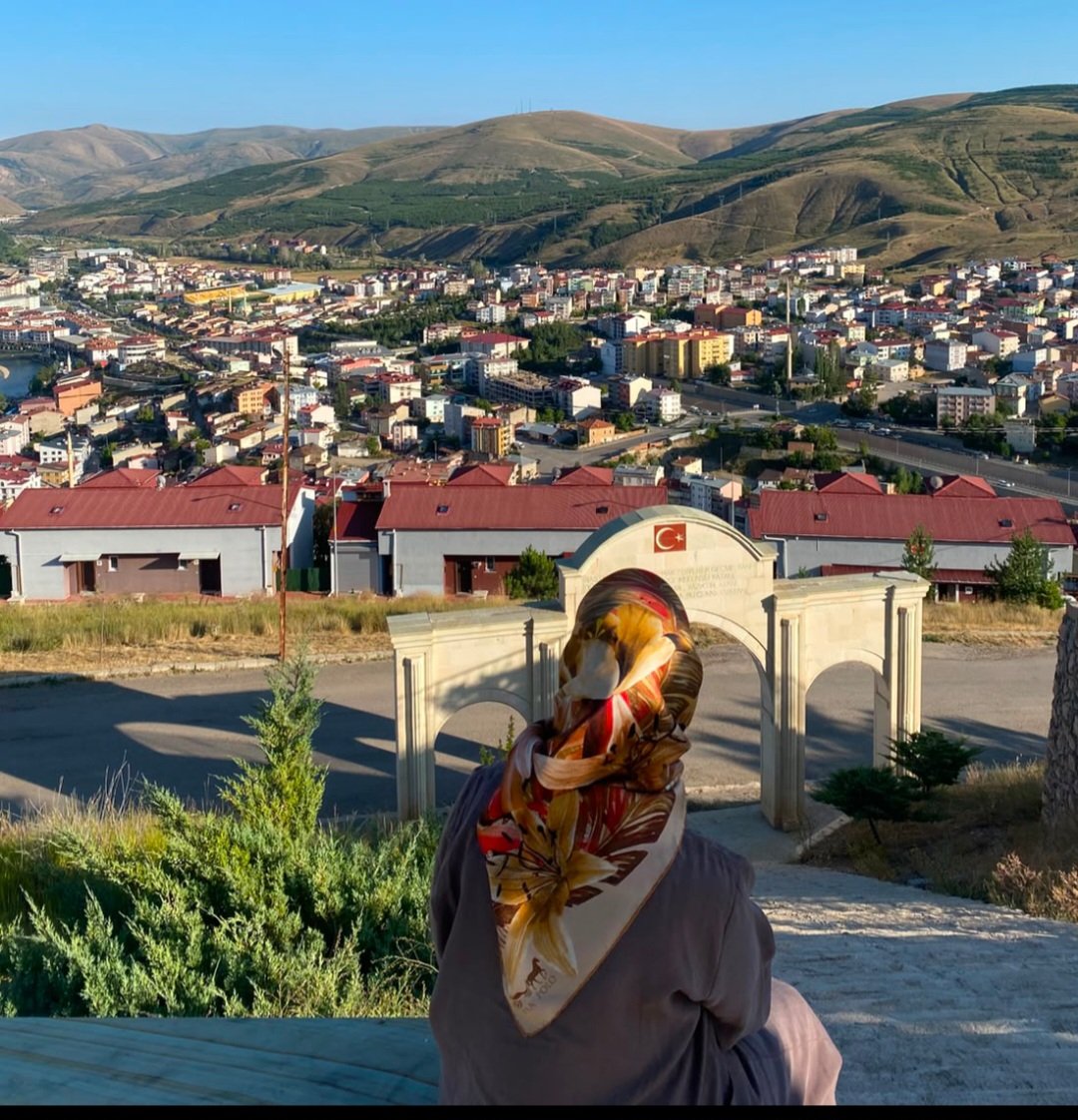 sonnur_bulbul's tweet photo. Uzak dediğin önce içinde birikir insanın sonrası yalnızca yoldur.. https://t.co/lNoYD8nSXP