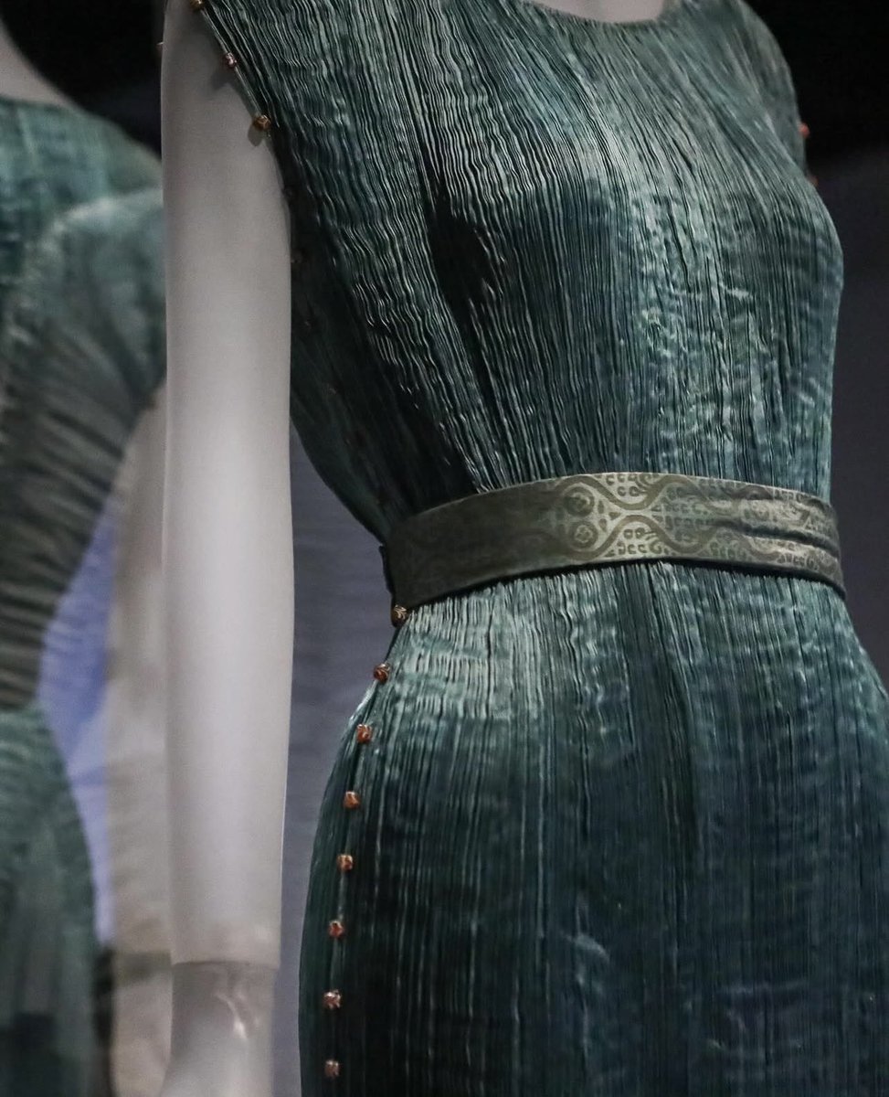 kateStrasdin's tweet photo. For decades, the pleating technique associated with Fortuny’s famous Delphos and Peplos designs were attributed to the man himself, but evidence shows that it was created by his wife Henriette Nigrin. It is all thanks to her that these shimmering wonders exist. @PalazzoFortuny https://t.co/G2CbnUpe1h