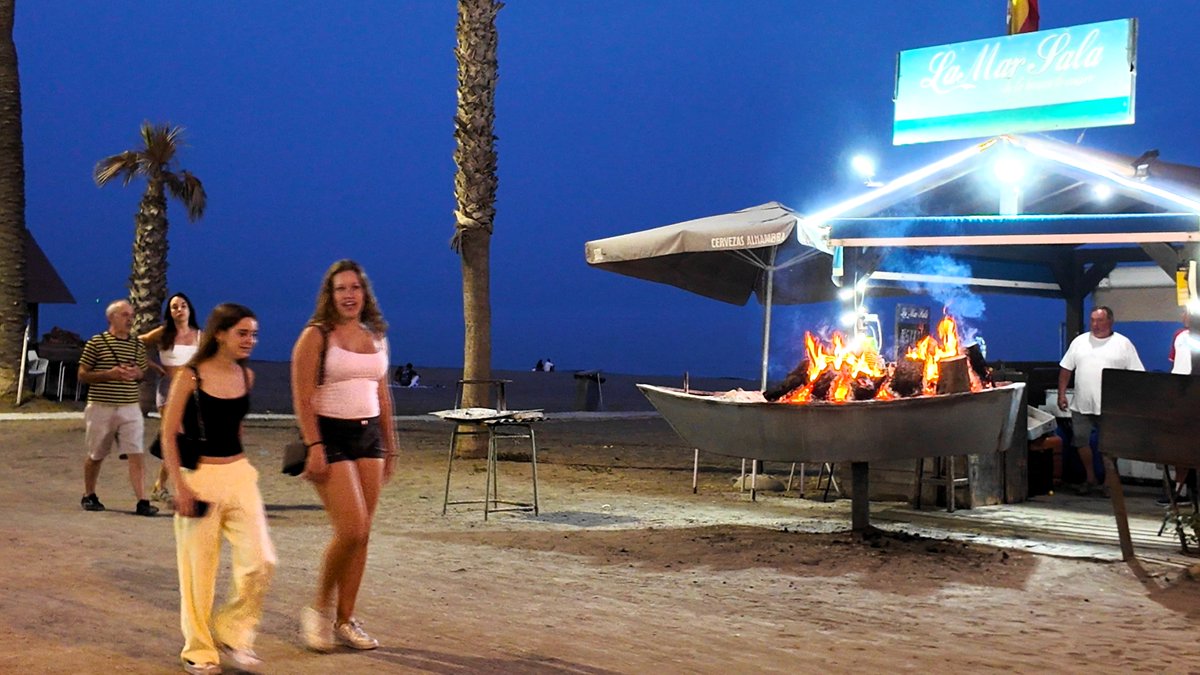 lekoleko's tweet photo. Discover the hidden soul of the eastern Costa del Sol! ✨ Welcome to Rincón de la Victoria 👉👉👉 https://t.co/PZ8aPfps6y

#Malaga #RinconDeLaVictoria #Spain #Nightlife #WalkingTour #TravelSpain #Andalusia #virtualtour #traveleurope #costadelsolwalk #NightWalk https://t.co/eXks1u5R9N