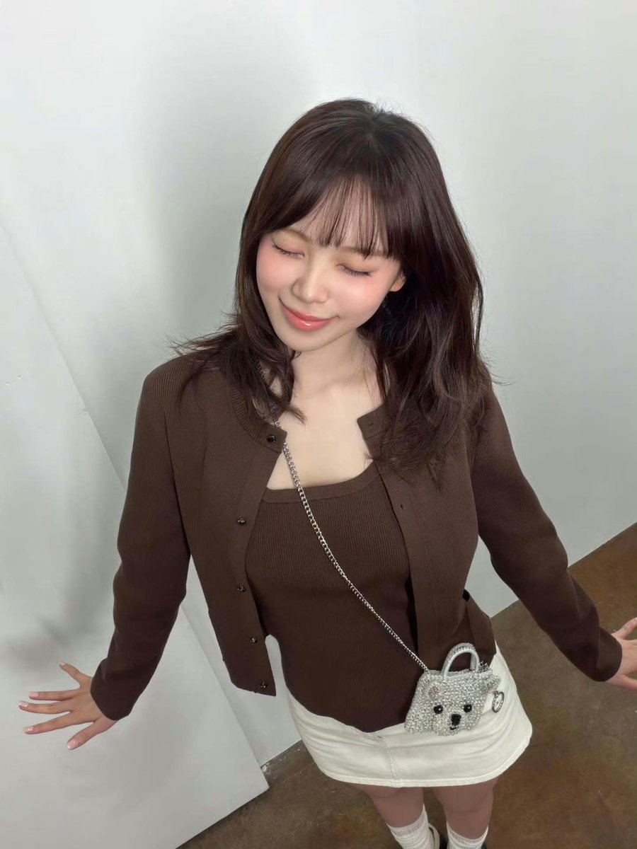 Rainbow_chea's tweet photo. Live unrestrainedly and do whatever you love without caring about noisy voices, cool Chaewon.

TIME TO CELEBRATE CHAEWON #TimeToChaelebrate 
#여름의인트로_김채원 https://t.co/UT0tcxHe2v