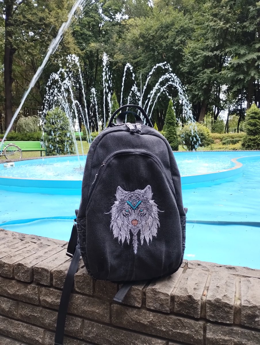 MinVeske's tweet photo. Є замовлення, а є речі, які народжуються майже як співтворчість. 🖤
Цей рюкзак — саме такий.
Він став повторним замовленням від клієнта, а це для мене особливо цінно.
Старі джинси отримали нове життя, а разом із ними — нову історію. ♻️🧵
#MinVeke #новаісторіястарихджинсів #рюкзак https://t.co/51JKBTzekT