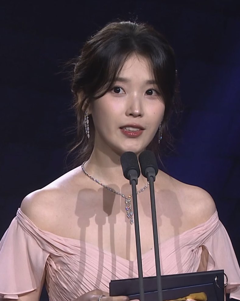 1uluvv's tweet photo. 루브르 조각상 한 조각이 사라졌다는데 청룡에 와 계시네요 https://t.co/ABprTM3Pcc