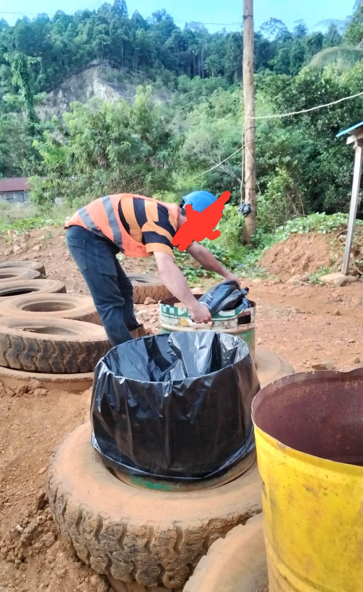 mmnr__'s tweet photo. Kalo di tempat kerja jangan jahat2 karena yang rela panas panasan untuk keluarga di Rumah menunggunya pulang dan menanti gajianya tiap akhir bulan. Jika diberi kepercayaan sebagai atasan mereka rangkul dia sebagai partner tapi lek ngawor kasih pelajaran 😁 https://t.co/YahWhSWfiG