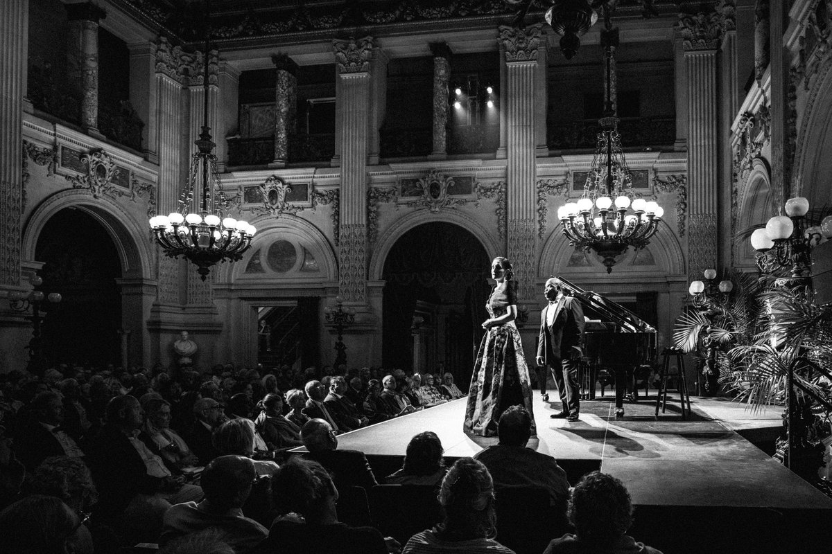 morley_erin's tweet photo. Nothing better than a sold-out Golden Age Opera Night at the Breakers with Newport Classical🌟!! What a perfect setting we had in the historic Vanderbilt mansion with fabulous @pianomalk and a wonderful audience. Thank you, Newport! @Brownleetenor 

📸 1-2 Lisette Rooney https://t.co/icDA2ssMbs