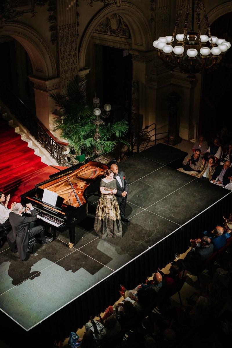 morley_erin's tweet photo. Nothing better than a sold-out Golden Age Opera Night at the Breakers with Newport Classical🌟!! What a perfect setting we had in the historic Vanderbilt mansion with fabulous @pianomalk and a wonderful audience. Thank you, Newport! @Brownleetenor 

📸 1-2 Lisette Rooney https://t.co/icDA2ssMbs
