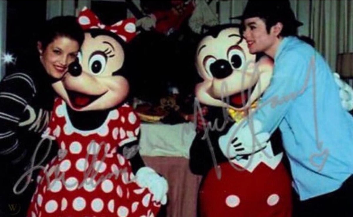 jacksleybr's tweet photo. ✨curiosidade Jacksley ✨

Michael e Lisa tinham um pequeno costume: quando assinavam seus nomes juntos, desenhavam um coração com uma seta apontando um para o outro. um gesto simples que dizia muito sobre eles e o amor que sentiam um pelo outro. https://t.co/bxUNdmPjBr