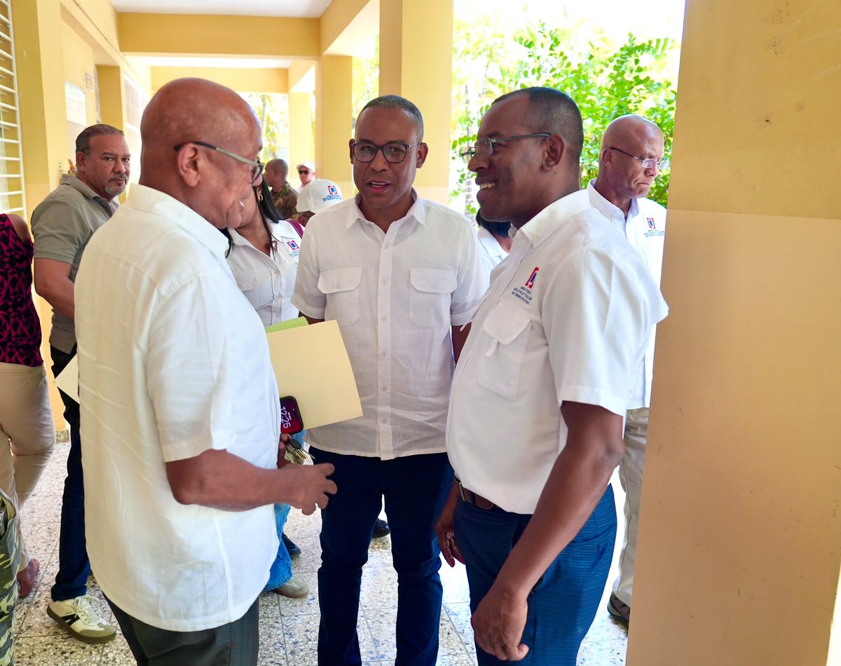 Simavisiontv's tweet photo. Alcalde Héctor Almonte supervisa junto al director técnico del ( UTECT) Duarte Sanchez, el proceso de titulación de firma https://t.co/DOsVcxFWGY https://t.co/jiGK31zsJC
