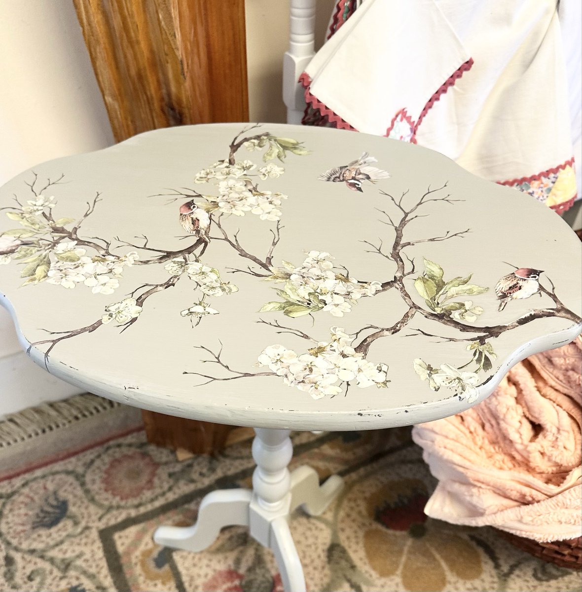 RedRoosterMall's tweet photo. Cute Tilt Top Table -$48 #furniture #sidetable #redesignwithprimatransfers #freelandwa #shopwhidbey https://t.co/cPzyVXwUVt