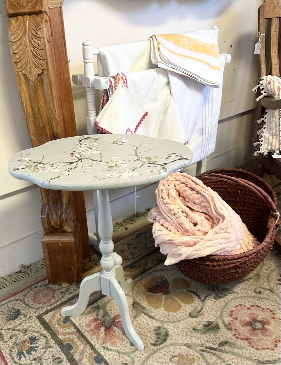 RedRoosterMall's tweet photo. Cute Tilt Top Table -$48 #furniture #sidetable #redesignwithprimatransfers #freelandwa #shopwhidbey https://t.co/cPzyVXwUVt