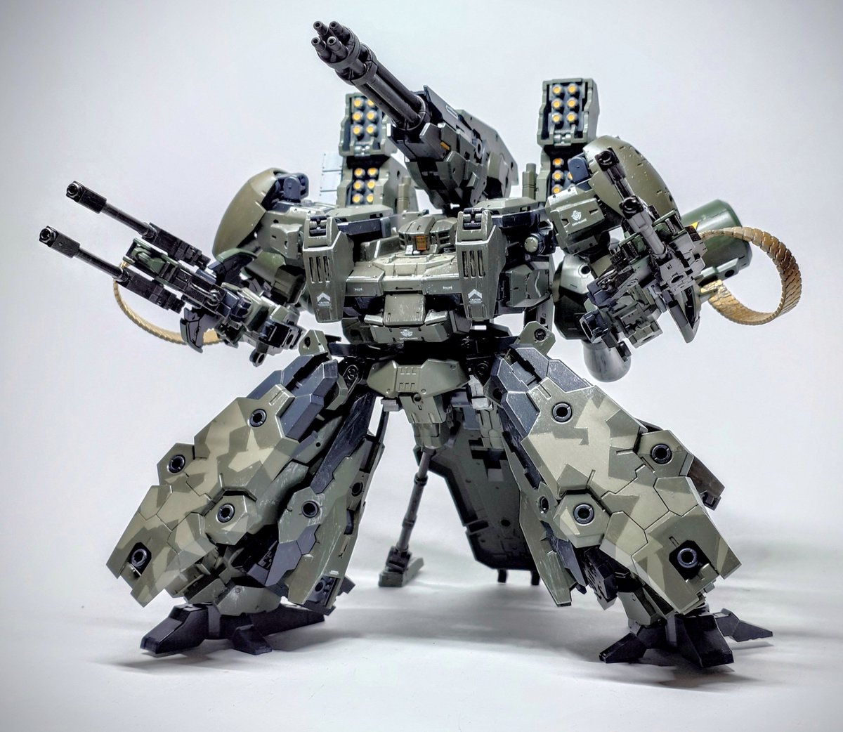 P_wataame_3's tweet photo. 【バスキーロット・ヘビィガンナーⅡ】

先の大戦に出撃したバスキーロット・ヘビィガンナーの兵装を改修した機体。
弾幕形成に特化した兵装としたことで、高機動な機体にも対応が可能となった。

エリアDに降り立ち、その圧倒的な弾幕によって敵を掃討する。

#30MMCM2026
#30MMEF https://t.co/jRjbquebp6