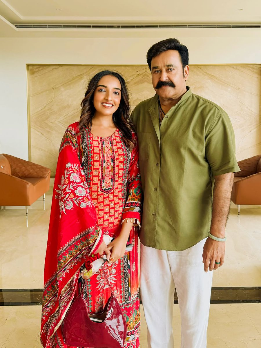 Aadhilraghav123's tweet photo. ലാലേട്ടൻ ഫാൻ ഗേൾനൊപ്പം...!! 😊❤️

#Mohanlal https://t.co/hdUoVYMUln