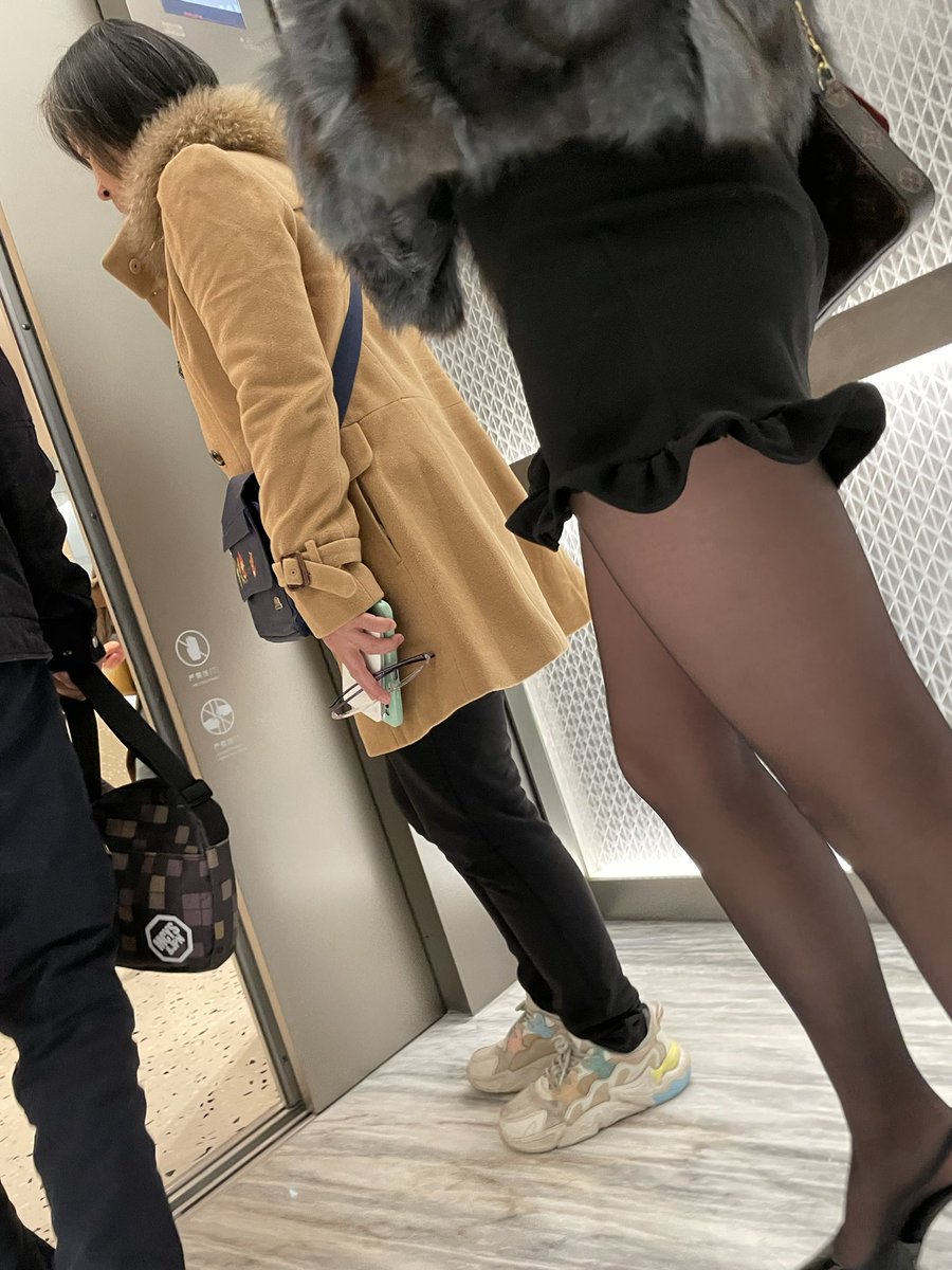 street_snaps_'s tweet photo. 模糊从来不影响审美
#街拍 #黑丝 #大长腿 https://t.co/aeDj3brrfI