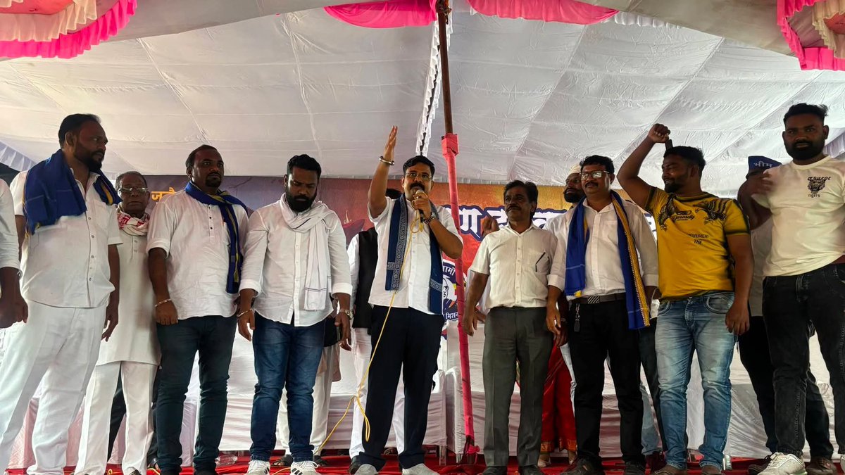 VinayRatanSingh's tweet photo. ऐतिहासिक लांडोर बंगला, ललिंग किला (धुले) में डॉ. बाबासाहेब आंबेडकर जी को अभिवादन एवं शिक्षा अधिकार परिषद

महाराष्ट्र के धुले जिले स्थित ऐतिहासिक लांडोर बंगला, ललिंग किला वह पावन स्थल है, जहाँ 31 जुलाई 1938 को भारतरत्न डॉ. बाबासाहेब आंबेडकर एक न्यायालयीन प्रकरण के सिलसिले में धुले आए थे और कुछ समय के लिए यहाँ ठहरे थे। यह स्थान आंबेडकरवादी समाज के लिए ऐतिहासिक, प्रेरणादायी और गौरवपूर्ण धरोहर है।

आज भी देशभर से लाखों आंबेडकरवादी अनुयायी इस ऐतिहासिक स्थल पर पहुँचकर बाबा साहेब को श्रद्धासुमन अर्पित करते हैं। इसी ऐतिहासिक परंपरा का निर्वहन करते हुए आज भी डॉ. बाबासाहेब आंबेडकर जी को विनम्र अभिवादन एवं श्रद्धांजलि अर्पित की गई।

इसके उपरांत भीम आर्मी धुले जिला द्वारा आयोजित "शिक्षा अधिकार परिषद" का सफल आयोजन किया गया। परिषद में शिक्षा को प्रत्येक बच्चे का संवैधानिक अधिकार बताते हुए सामाजिक न्याय, समानता और भारतीय संविधान के मूल्यों को सशक्त बनाने पर विशेष जोर दिया गया। साथ ही शिक्षा के माध्यम से समाज में सकारात्मक परिवर्तन लाने, संगठन को मजबूत बनाने तथा सामाजिक अधिकारों एवं संविधान की रक्षा के लिए एकजुट होकर संघर्ष करने का आह्वान किया गया।
जय भीम!
जय संविधान!