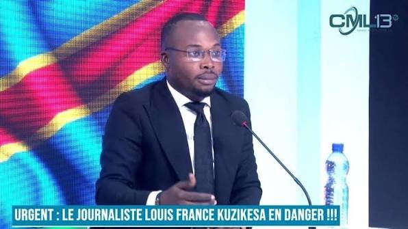 peroluwara1's tweet photo. #Rdc #Urgent #Alerte
Le journaliste @LFranceKuzikesa est retenu au parquet de grande instance de Kinshasa/Gombe.
Invité pour être entendu sur une plainte déposée au parquet par le journaliate @IsralMutombo11, @LFranceKuzikesa, arrivé à 8h du matin,est retenu sur place depuis son audition. A en croire le scenario qui se dessine, le parquet aurait reçu l'instruction de lui coller un MAP.
Nous dénonçons avec la dernière énergie et apportons tout notre soutien au patron de la chaîne CML13.