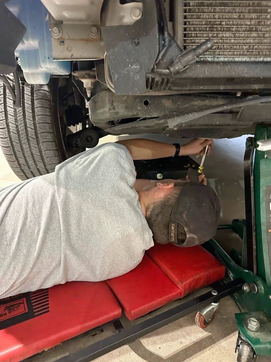 PataMaryubxl's tweet photo. Car at mechanic shop https://t.co/HPL09h6C1a