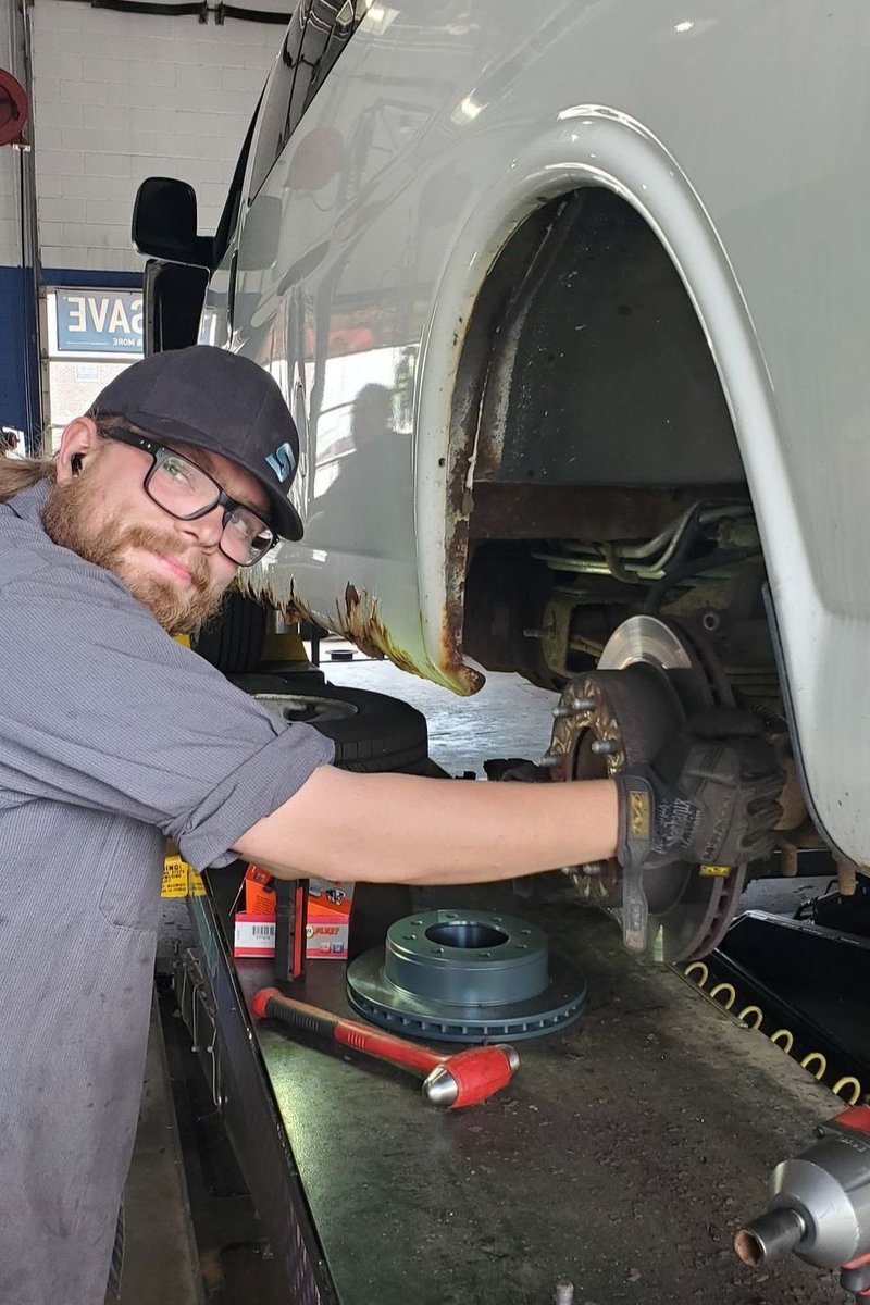 PataMaryubxl's tweet photo. Car at mechanic shop https://t.co/HPL09h6C1a