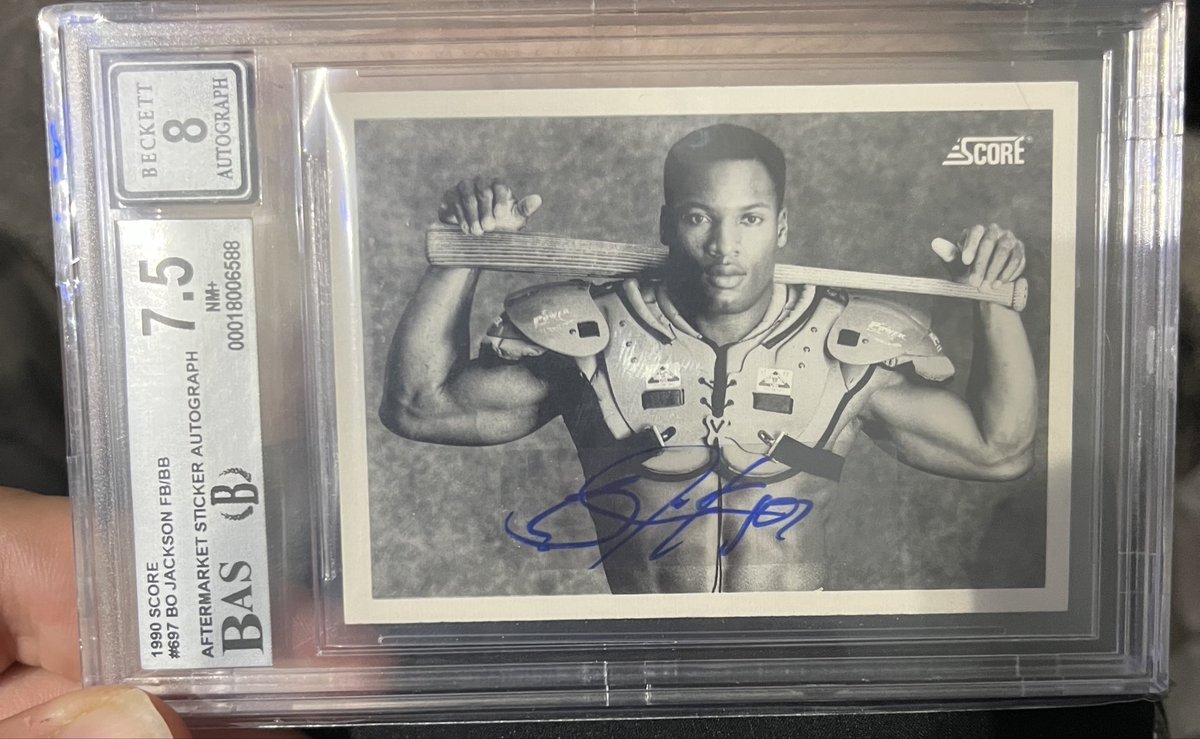 913Cards's tweet photo. @OffDaHook35 The one I have isn’t nearly as cool since it’s a sticker auto. But you better believe it still has a place in the collection. https://t.co/zoJcZNxGsW