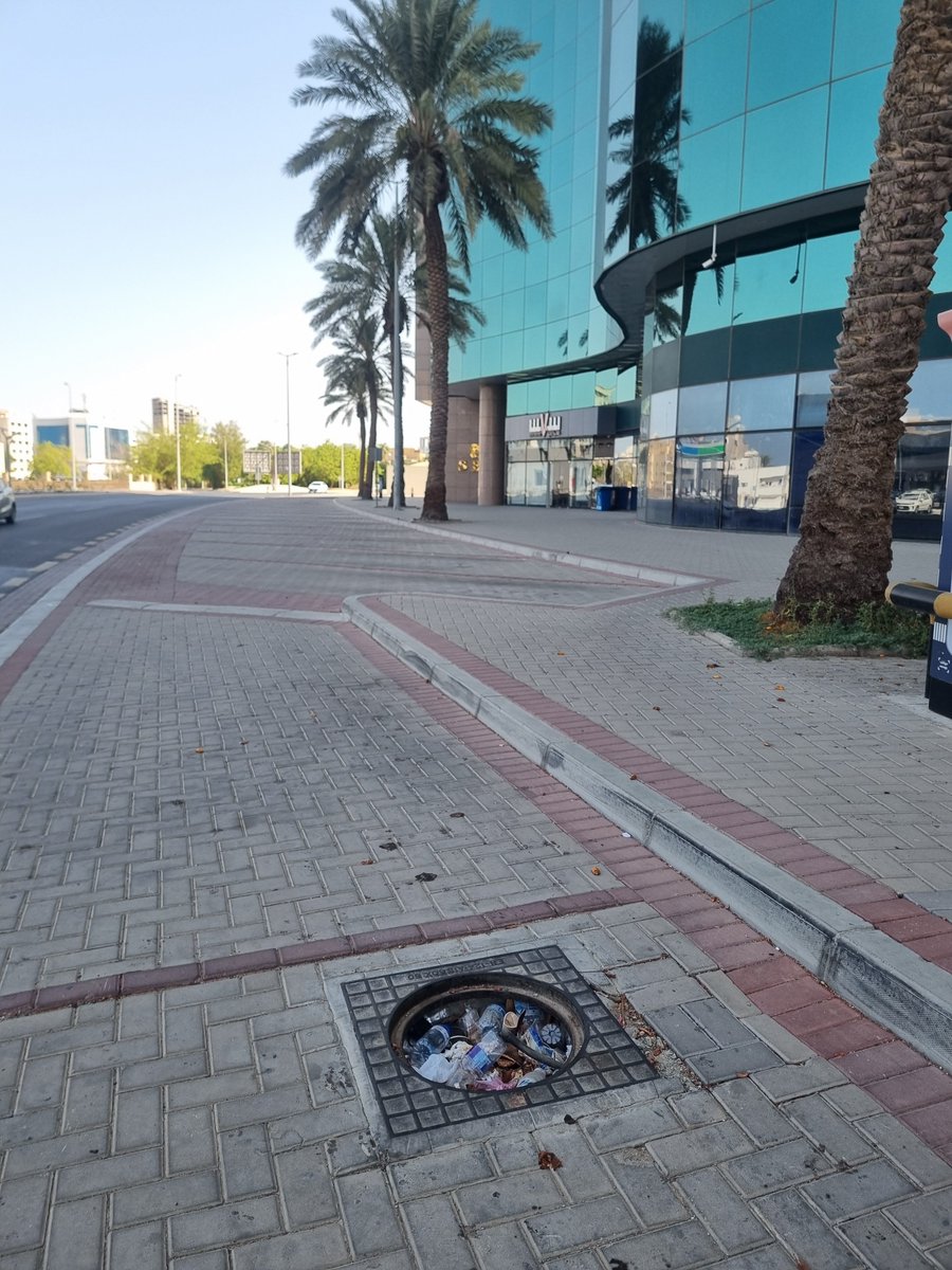 mva991234511's tweet photo. السلام عليكم ورحمة الله وبركاته

إلى أمانة محافظة جدة

@JeddahAmanah
@AmanahSupport

تم رفع بلاغ برقم INC-26-05-003375 بتاريخ 2026/05/01 م وذلك بخصوص عدم وجود غطاء منهول وحتى اليوم لم تتم معالجة الملاحظة .

نأمل منكم التكرم بالتوجيه بمعالجة الموقع حفاظًا على سلامة المارة والمركبات .

وشكرًا لكم .

📍الموقع : حي الشرفية - طريق المدينة المنورة 
21.502870,39.183155
https://t.co/WGAbolorIP
#جدة #أمانة_جدة