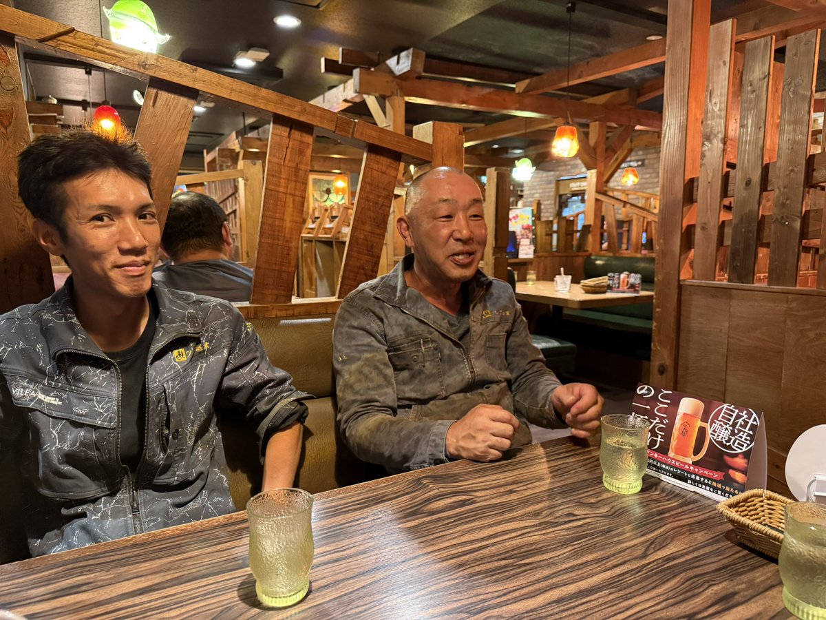 lomi0214's tweet photo. いつも 一生懸命！
愉快な仲間たちと遅い晩飯。^_^ https://t.co/TmWoI6wWEw