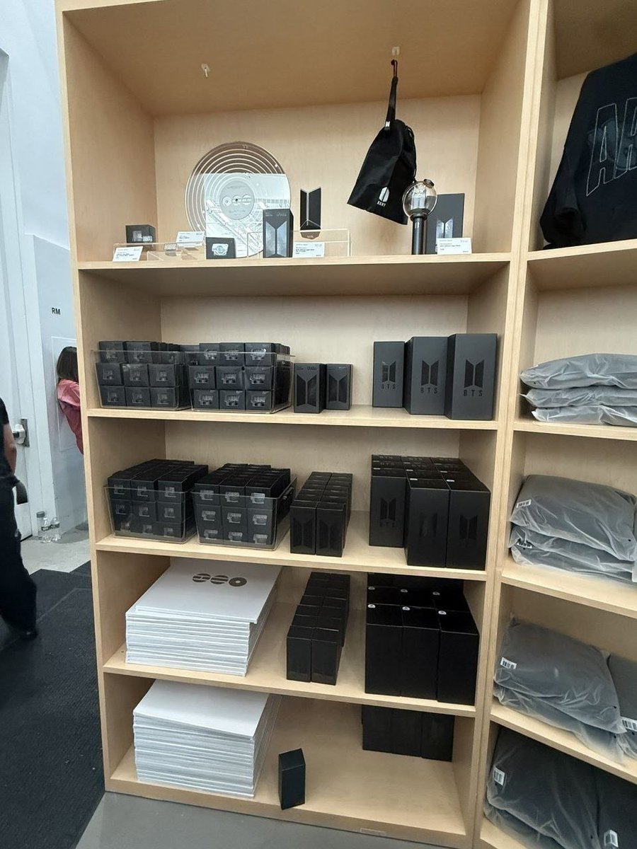 Bulleproof_Team's tweet photo. 🌱📷 BTS POP-UP : ARIRANG | NUEVA YORK

Un vistazo al interior de la BTS POP-UP : ARIRANG en Nueva York! 

Asistentes compartieron fotos y videos mostrando detalles de la tienda emergente ubicada en Chelsea.

📍 456 W 18th St, New York, NY 10011
📅 30 de julio al 3 de agosto https://t.co/1eH9bO41LV