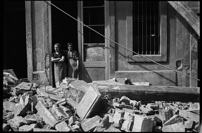 gemmabusquets's tweet photo. Dues dones enmig de la runa al Poble sec després del bombardeig a Barcelona el 14 de març del 1937. 
Fotografia d’Antoni Campañà. https://t.co/6IHmTfYRg0