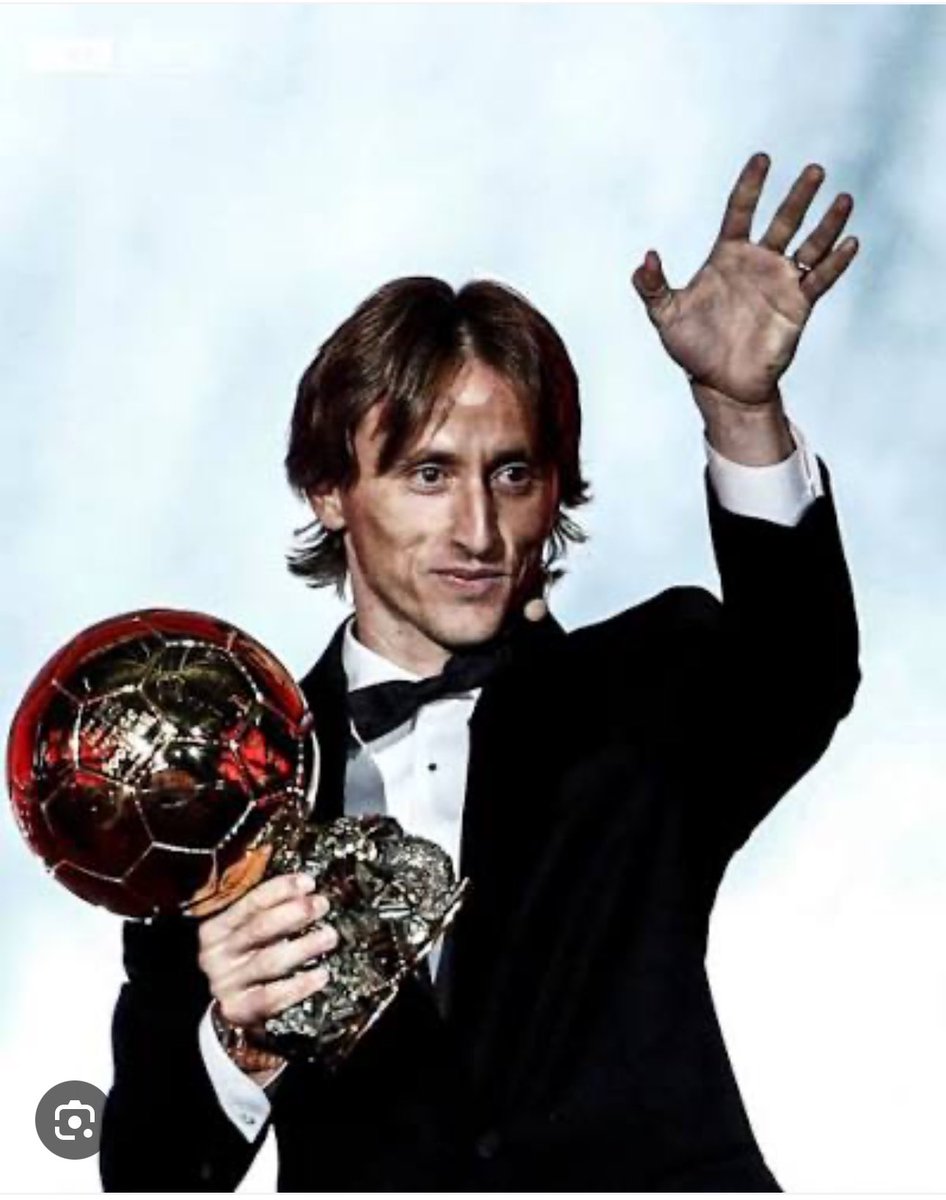 Mbappeballandor's tweet photo. Vainqueur du Ballon d'Or, Modric n'a jamais demandé d'augmentation de salaire après le départ de Ronaldo alors qu’il avait 3 LDC. Bale et Benzema n'ont jamais réclamé un salaire du genre de celui de Ronaldo. Arrêtez de romantiser des conneries.
Arrête de mêler le Nom de Mbappé🤧 https://t.co/lD7YYP0Lq5