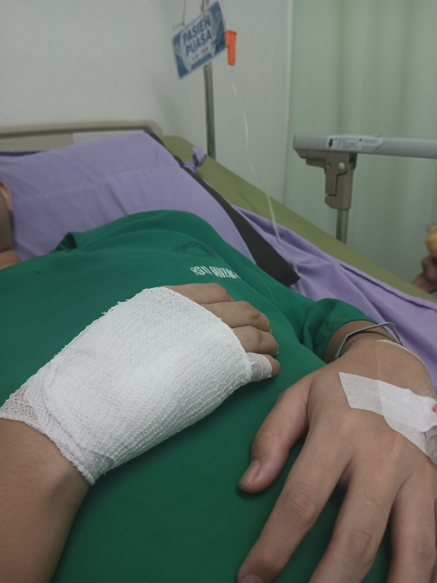 frnvreyy's tweet photo. hidup ada ada aja tetiba bgt patah tulang https://t.co/27Z1xIrdtz