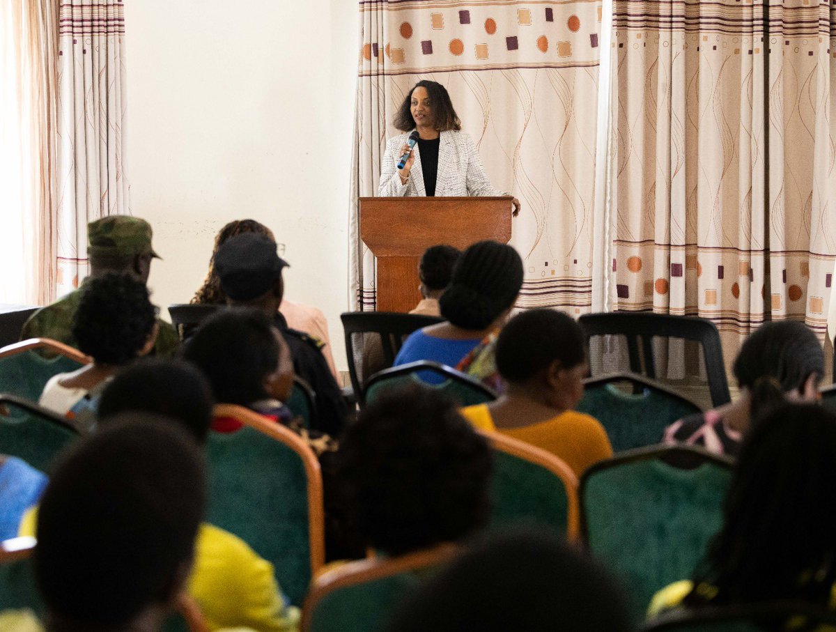 rnit_Rwanda's tweet photo. Uyu munsi mu Karere ka Nyabihu, twishimiye kwifatanya na @CentralBankRw mu gusoza gahunda ya #GendanaKonti. Muri iyi gahunda, abaturage barenga 355,000 bahuguwe ku ikoreshwa rya serivisi z’imari. RNIT ikomeje gushishikariza abaturage kwimakaza umuco wo kwizigamira.#IterambereFund https://t.co/kfpcaYTfIe