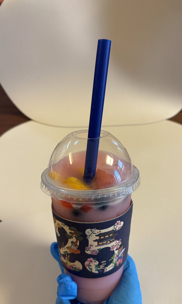 Happy48791's tweet photo. ✨이디야커피 생수박 과일화채✨

평점: 9/10

이디야의 수박이 맛있다는 소문을 듣고 고민없이 구매하였소. 밀키스맛 화채 베이스에 수박과 망고 그리고 블루베리와 코코팜의 조합이 잘 어울리는 느낌이었고 좋은 재료로 만든 맛있는 과일화채이기에 여름이 지나기 전에 먹어보면 좋을거 같소. https://t.co/GsCDf0STuS