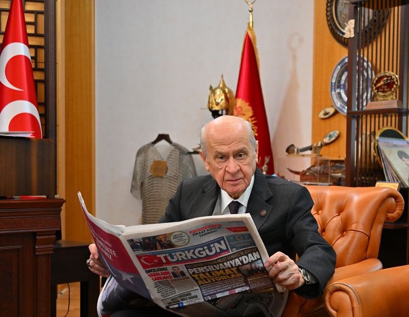 ayyildirim1's tweet photo. “Türk ve Türkiye Yüzyılı” tasavvuru öncelikle kadim hikâyemizin bundan sonraki halkası, Cumhuriyet ile başlayan modern devlet yapımızla var oluşumuzun ikinci yüzyıldaki beyanıdır. Cumhuriyetimizi gelecek yüzyıllara, daha ilerisinde bin yıllara taşıyacak düşüncenin temellendirilmesi ve alt yapısının oluşturulmasıdır. Bu süreci çok boyutlu ve çok katmanlı bir tasavvur olarak ele almakla birlikte bunun gerçekleştirilmesinin ana unsurlarına dikkat etmek gerekir. Bunlar devlet anlayışımızdan siyasi, sosyal ve kültürel hayatımıza, ekonomik durumumuzdan teknolojideki gelişmişliğimize, güvenlik, enerji ve askeri kapasitemize kadar değişkenlik gösteren konulardır.

Burada ilk olarak “Devlet” tasavvurumuzu ve devletin temel dayanaklarının ne olduğuna ilişkin düşüncelerimizi açıklamaya, “Biz devletten ne anlıyoruz?” sorusuna cevap vermeye ihtiyaç vardır. Bu konuda her şeyden önce devletin dayanaklarını doğru kavramak ve bu dayanakları etkin kılmak gerekir. Devletin bir gereklilik ve değer olarak kabulünün çok sağlam felsefi dayanakları bulunmaktadır. Buna şu açıdan bakılabilir; insan, öncelikle öz varlığını, sonra malını güvenceye almak ister ve tercihlerinden dolayı bir haksızlığa maruz kalmamayı arzu eder. İnsanı devlet dediğimiz kurumsal varlığı kurmaya iten, onun doğasında var olan bu eğilimlerin sağladığı motivasyondur.

Kuşkusuz bu iki doğal duygunun korunması için müesseseleşme bir düzen ve intizamın tesisini gerekli kılar. Devlet, düzene dayalı yaşayış biçimini organize eden kişiliktir. Bu nedenledir ki “devlet” denildiğinde aklımıza gelen ilk şeylerden biri hiç şüphesiz kanun, bir başka ifade ile hukuk ve düzen kavramlarıdır. Devlet, düzenin kurulması, yani barış ve huzurun tesisi için hukuk ve kanunları uygulayacak organların bütünlüğüdür. Böylece devlet, insanın kendini koruma dürtüsünün, benzerleriyle bir arada olma arzusunun, güvende hissetme istencinin müesseseleştirilmesinden doğmuştur.

Liderimiz Sayın Devlet Bahçeli