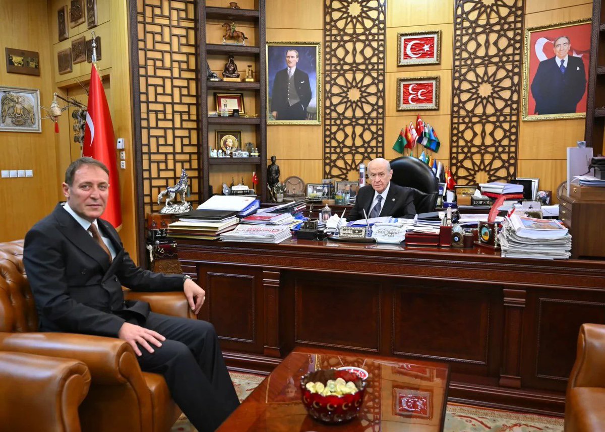 ayyildirim1's tweet photo. “Türk ve Türkiye Yüzyılı” tasavvuru öncelikle kadim hikâyemizin bundan sonraki halkası, Cumhuriyet ile başlayan modern devlet yapımızla var oluşumuzun ikinci yüzyıldaki beyanıdır. Cumhuriyetimizi gelecek yüzyıllara, daha ilerisinde bin yıllara taşıyacak düşüncenin temellendirilmesi ve alt yapısının oluşturulmasıdır. Bu süreci çok boyutlu ve çok katmanlı bir tasavvur olarak ele almakla birlikte bunun gerçekleştirilmesinin ana unsurlarına dikkat etmek gerekir. Bunlar devlet anlayışımızdan siyasi, sosyal ve kültürel hayatımıza, ekonomik durumumuzdan teknolojideki gelişmişliğimize, güvenlik, enerji ve askeri kapasitemize kadar değişkenlik gösteren konulardır.

Burada ilk olarak “Devlet” tasavvurumuzu ve devletin temel dayanaklarının ne olduğuna ilişkin düşüncelerimizi açıklamaya, “Biz devletten ne anlıyoruz?” sorusuna cevap vermeye ihtiyaç vardır. Bu konuda her şeyden önce devletin dayanaklarını doğru kavramak ve bu dayanakları etkin kılmak gerekir. Devletin bir gereklilik ve değer olarak kabulünün çok sağlam felsefi dayanakları bulunmaktadır. Buna şu açıdan bakılabilir; insan, öncelikle öz varlığını, sonra malını güvenceye almak ister ve tercihlerinden dolayı bir haksızlığa maruz kalmamayı arzu eder. İnsanı devlet dediğimiz kurumsal varlığı kurmaya iten, onun doğasında var olan bu eğilimlerin sağladığı motivasyondur.

Kuşkusuz bu iki doğal duygunun korunması için müesseseleşme bir düzen ve intizamın tesisini gerekli kılar. Devlet, düzene dayalı yaşayış biçimini organize eden kişiliktir. Bu nedenledir ki “devlet” denildiğinde aklımıza gelen ilk şeylerden biri hiç şüphesiz kanun, bir başka ifade ile hukuk ve düzen kavramlarıdır. Devlet, düzenin kurulması, yani barış ve huzurun tesisi için hukuk ve kanunları uygulayacak organların bütünlüğüdür. Böylece devlet, insanın kendini koruma dürtüsünün, benzerleriyle bir arada olma arzusunun, güvende hissetme istencinin müesseseleştirilmesinden doğmuştur.

Liderimiz Sayın Devlet Bahçeli