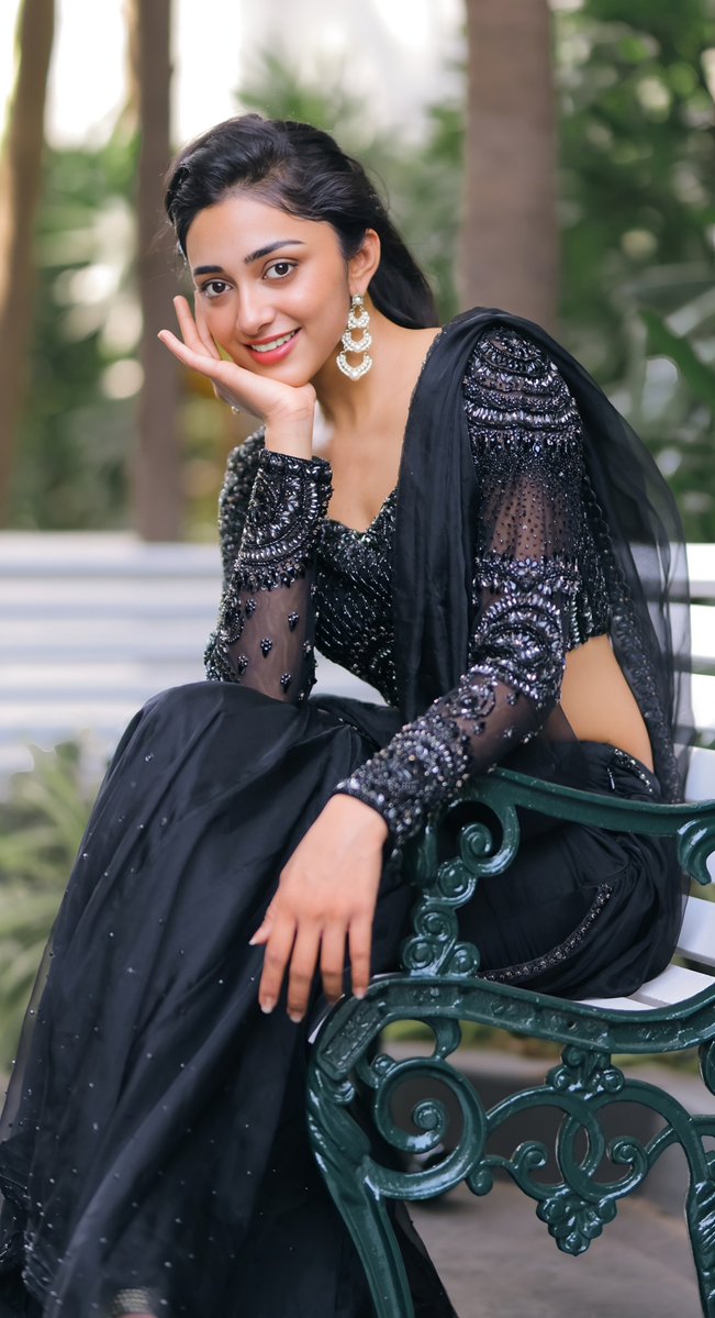 Sandhya_Sissee's tweet photo. (One random guy roaming around the house)
Mom: Y r u looking at my house..?
Bull: I have seen one hot girl in your guarden..sedusing strangers.
Mom: Oh. That's my son. His birthday so...he ready like that..
Bull: Can I join with your party?
Mom: Ok Bring 20/- for c@dom charges.. https://t.co/EHsIKbP2G7