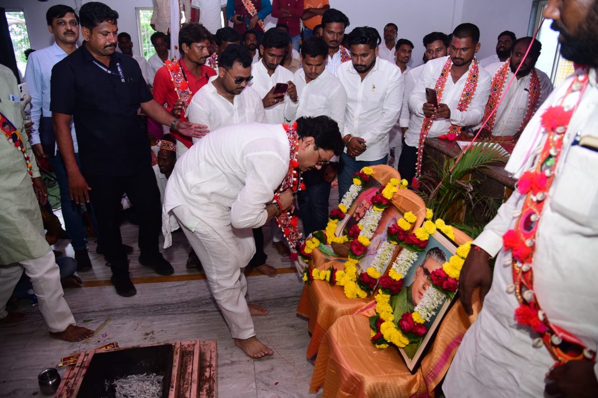dhananjay_munde's tweet photo. 📍सिरसाळा ता. परळी वैद्यनाथ 

महाराष्ट्राचे माजी मुख्यमंत्री, हरित क्रांतीचे प्रणेते स्व. वसंतरावजी नाईक साहेब यांच्या जयंतीनिमित्त आयोजित कार्यक्रमास उपस्थित राहून संतश्रेष्ठ सेवालाल महाराज, स्व. वसंतराव नाईक यांच्यासह महापुरुषांना अभिवादन करून माझ्या बंजारा समाज बांधवांशी संवाद साधला.

राज्याचे सर्वाधिक काळ मुख्यमंत्री राहिलेल्या स्व. वसंतराव नाईक साहेबांनी सबंध महाराष्ट्र दुष्काळात होरपळत असताना एकही माणूस उपाशी राहू देणार नाही, अशी ठाम भूमिका घेत अन्न - धान्य संपन्नता आणली. रोजगार हमी योजना राबवून लाखो हातांना रोजगार दिला. प्रशासनावर मजबूत पकड असलेल्या नाईक साहेबांनी शेतकऱ्यांच्या कामांच्या बाबतीत कागद नाही तर शेतकऱ्यांचे पिक महत्वाचे, अशी भूमिका घेऊन सतत शेतकऱ्यांना न्याय देण्याचे काम केले. 

आज स्व. नाईक साहेबांची आठवण काढताना श्री क्षेत्र पोहरादेवी गडाचा नाईक कुटुंबाला असलेला आशीर्वाद विसरून चालणार नाही! आजही स्व. अजितदादांच्या संकल्पनेतून नाईक परिवारातील आमचे स्नेही श्री. इंद्रनील नाईक हे राज्यमंत्री आहेत. 

स्व. वसंतराव नाईक साहेबांच्या दूरदृष्टीला स्मरून समाजातील एकही मूल शिक्षणापासून वंचित राहणार नाही, महिलांचे शिक्षण, बंजारा संस्कृतीचे जतन आणि अभिमान बाळगण्याचा संकल्प करण्याचे आवाहन उपस्थित बांधवांना केले. 

माझ्या राजकीय व सामाजिक आयुष्याच्या सुरुवातीपासून बंजारा समाजाचा आशीर्वाद आणि प्रेम ही माझी शक्ती राहिलेली आहे, ती शक्ती आजही भक्कमपणे पाठीशी आहे, याचा मनस्वी आनंद वाटतो, असे आवर्जून नमूद केले. 

यावेळी व्यासपीठावर धर्मगुरू आ. बाबूसिंग महाराज, माझ्या भगिनी ना. पंकजाताई, पुसदच्या नगराध्यक्षा सौ. मोहिनीताई इंद्रनील नाईक यांसह मान्यवर उपस्थित होते. 

#Sirsala 
#VasantraoNaik_Jayanti 
#DMUpdates