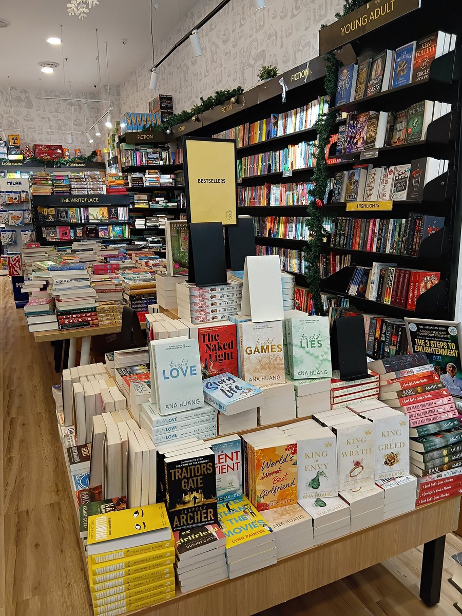 ShasnaS01's tweet photo. End of the month ritual. 📚 https://t.co/ZapPdZt43V