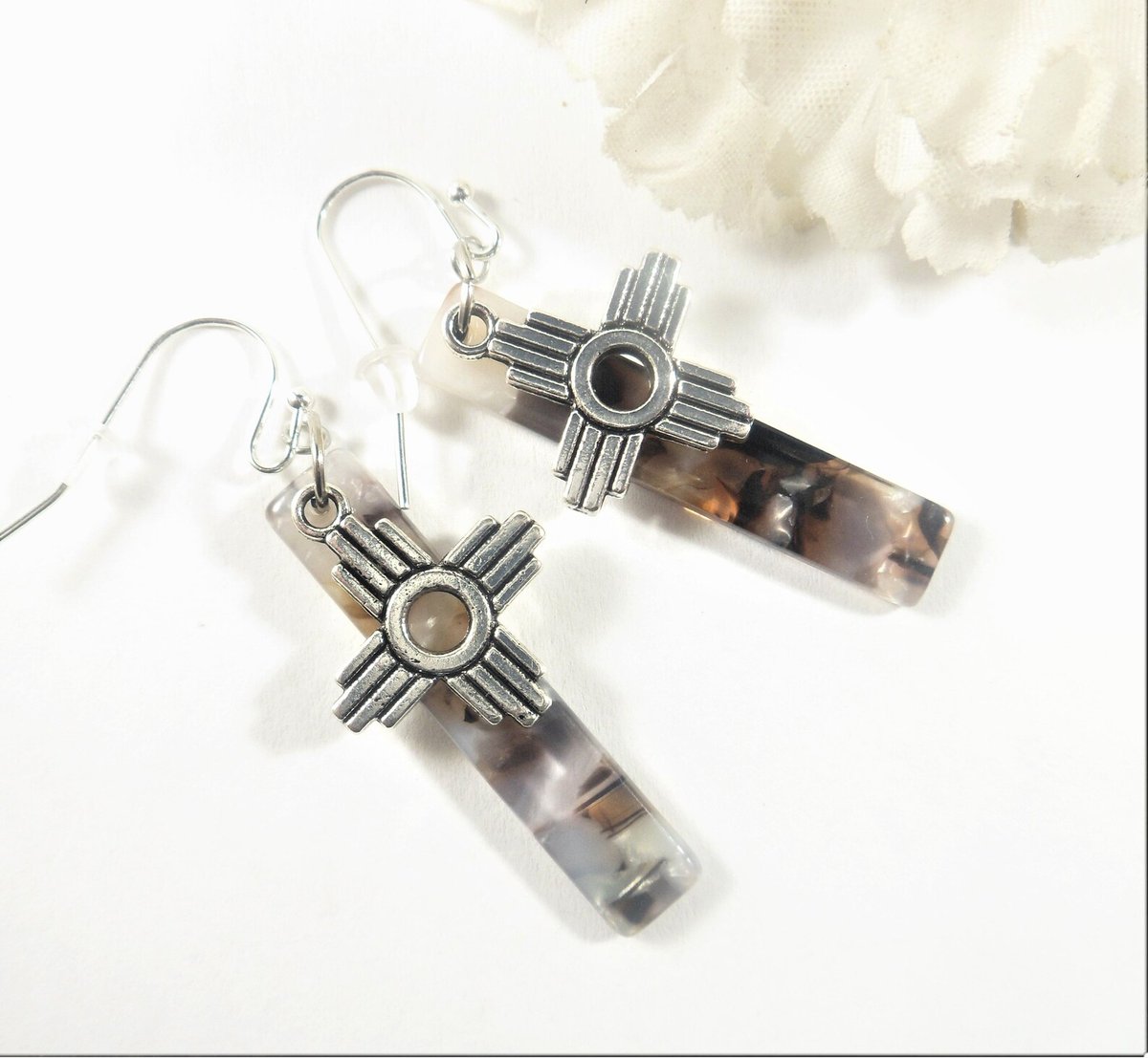 valroseshowers's tweet photo. Zia Earrings: Tortoise Shell Rectangular New Mexico Charm https://t.co/nNWYS5ekMB via @Etsy #NewMexico #newmexicojewelry #etsyseller https://t.co/ODMQwL2XB8