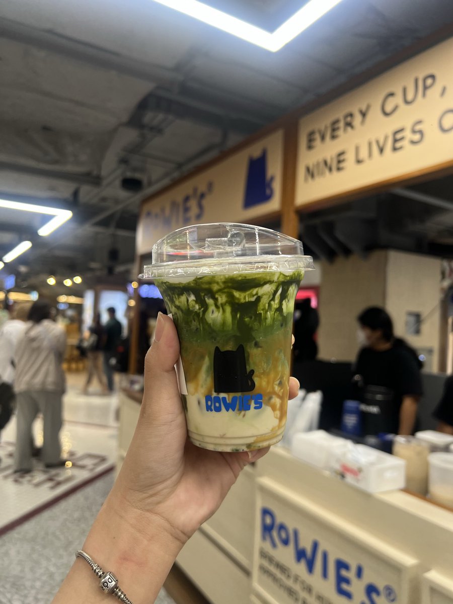 ginjeyong's tweet photo. ชั้นพึ่งรู้ว่าปปมีร้านกาแฟ เลยแวะไปกินมา รับน้อนแมววีนมา1 ขนนุ่มมาก อยากได้อีกว่ะ เออ กาแฟอร่อย แฟนบอก ตอนนั้นทุ่มล่ะ อยากได้แก้ว แฟนนี่เลยกินให้ เรากินมัจจะบิสกิต อร่อยนะเอาดี พี่ซื้อ https://t.co/yBfJjXTOws