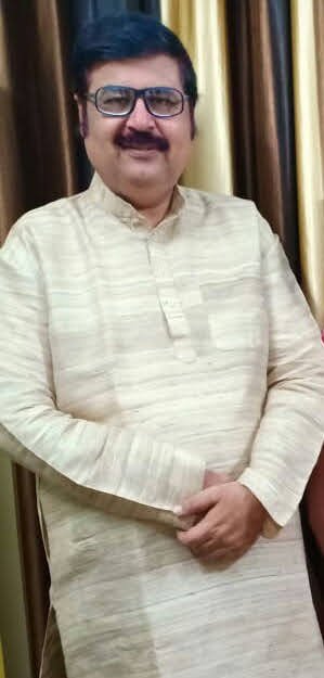 BMSkendra's tweet photo. Namaskar 🙏🙏
भारतीय मजदूर संघ के अखिल भारतीय महामंत्री एवं प्रख्यात श्रमिक नेता आदरणीय श्री सुरेन्द्र कुमार पाण्डेय जी को कोल इंडिया में उनकी दीर्घ, सफल एवं गौरवपूर्ण सेवा पूर्ण करने तथा दिनांक 31 जुलाई 2026 को अधिवर्षिता (सेवानिवृत्ति) प्राप्त करने पर हार्दिक बधाई एवं शुभकामनाएँ।

श्रमिक हितों की रक्षा, संगठन विस्तार तथा राष्ट्रवादी श्रमिक आंदोलन को सशक्त बनाने में आपका योगदान अत्यंत महत्वपूर्ण एवं प्रेरणादायी रहा है। आपका समर्पण, संघर्षशीलता, संगठनात्मक क्षमता तथा श्रमिकों के प्रति अटूट प्रतिबद्धता हम सभी के लिए अनुकरणीय है।

सेवानिवृत्ति जीवन का एक नया अध्याय है। हमें पूर्ण विश्वास है कि भारतीय मजदूर संघ के अखिल भारतीय महामंत्री के रूप में आपका अनुभवी नेतृत्व, मार्गदर्शन एवं सक्रिय योगदान आगे भी संगठन और श्रमिक समाज को नई दिशा एवं ऊर्जा प्रदान करता रहेगा।

ईश्वर से प्रार्थना है कि आपको उत्तम स्वास्थ्य, दीर्घायु, सुख, समृद्धि तथा निरंतर सफलता प्रदान करें, ताकि आप राष्ट्रहित, श्रमिक हित एवं संगठन के कार्यों में अपनी महत्वपूर्ण भूमिका का निर्वहन करते रहें।

हार्दिक शुभकामनाओं सहित,

सुंकारी मल्लेशम
अखिल भारतीय अध्यक्ष
भारतीय मजदूर संघ
