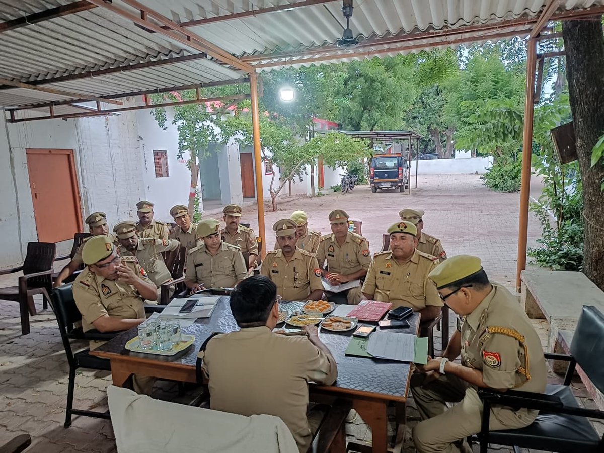lalitpurpolice's tweet photo. #Addl_SP @kaloosingh द्वारा सर्किल मड़ावरा के समस्त थानों का अर्दली रूम कर विवेचकों को लम्बित विवेचनाओं के समयबद्ध, निष्पक्ष एवं गुणवत्तापूर्ण निस्तारण हेतु आवश्यक दिशा-निर्देश दिए गए।
#LalitpurPolice #UPPolice https://t.co/AeiYXedlVb