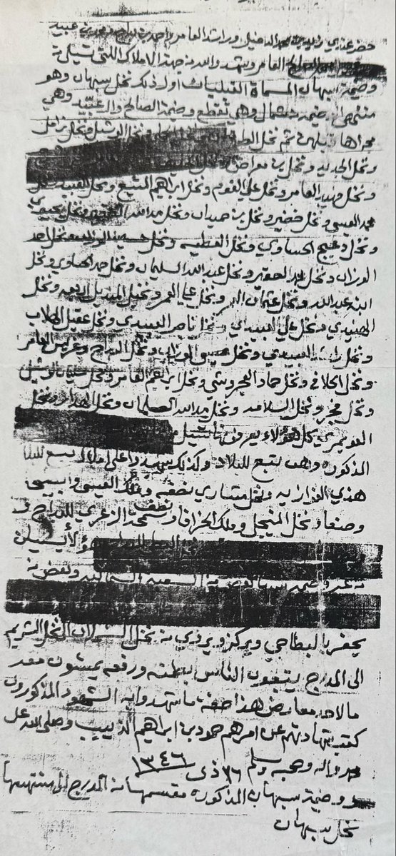 fahad_alkulaib's tweet photo. "جذور أسر وعوائل رحلت قديما عن #الزلفي ولم يبق لها وجود بتلك الأسماء" ولقد ارتحلت عن الزلفي في زمن ليس بقريب،"سلسلة حلقات منتظمة نعرضها مدعمة بالوثائق والروايات"                              أسرة #الهنيدي من الأسر ذات العراقة والقدم التي سكنت الزلفي وارتحلت إلى الكويت ، ولها فضل بعد الله في إتاحة وفتح فرص العمل الشريف للكثير من أبناء #الزلفي الذين انتقلوا إلى الكويت ،وتوظيفهم في بعض الأعمال  منذ وقت مبكر في وقت الحاجة والعوز ،والكُل يعرف ان الزلفي تعتبر من اكثرالبلدان التي انفتحت على أبواب الهجرة للخارج حيث شظف العيش،وقلة الموارد،وقلة فرص العمل ،فكان نزوحهم على ثلاث مراحل او [جلوات]:وكانت جلوة اسرة الهنيدي في الجلوة الأولى عام ١٢٣٣هـ(١٨١٧م - وعائلة #الهنيدي في الكويت  أسرة كريمة تعود جذورها وأصولها  إلى بلدة الزلفي،  وكانت تسكن ناحية القبليات ،حيث تشير الوثائق وتورد لهم اسما في بعض مواثيق البيع والشراء ،حيث كان لهم  ملك  كما ذكر وورد في وثيقة وضيمة سبهان المسماة (القبليات )، والتي كتبها حمود بن إبراهيم الذييب - رحمه الله -عام 1346هـ ،وساهم أبناؤها في النهضة الاقتصادية والعمرانية في الكويت  عبر تأسيس شركات رائدة في المقاولات والنقل منذ أربعينيات القرن الماضي وكانت عائلة #الهنيدي حريصة على إتاحة فرص العمل لأبناء جماعتهم الذين يتقدمون طلبا للعمل عندهم وكانوا يتمسكون  بهم بالذات لعلمهم  وقناعتهم التامة بمدى حاجتهم الملحة للعمل ،ولانهم يدركون  ويعلمون  بأنهم أهل ذمة وأمانة وديانة ونزاهة وعمل وجد واجتهاد، فكانوا  لايردون احدًا من أبناء الزلفي ، وكان  الوجهاء من عائلة الهنيدي #راشد_وصالح_ومحمد_الهنيدي وكذلك #عبدالله_الراشد_الهنيدي-رحمهم لله -كانت بيوتهم ومزارعهم تقع بمنطقة (ملح)حيث أرضهم التي استصلحوها لتكون صالحة للزراعة وكانت قريبة من حقول البترول وكانوا يزرعون الحنطة والشعير والبرسيم والرقي( البطيخ) والشمام وبعض من الخضروات.وكان بالمنطقة حوالي ثمانية (قلبان)ممتلئة وغنيةبالمياه العذبة ، مما جعل شركة النفط تعمل على ايقافهم  عن زراعة الأرض و تطلب منهم ترك منطقة(ملح)لقربها من حقول البترول بالاحمدي ،لولا تدخل الشيخ جابر الاحمد الصباح- رحمه الله-الذي ابقاهم في  اماكنهم بين بيوتهم ومزارعهم، وطلب تحديد موقعهم وتسوير مبانيهم ومزارعهم وقد عمل (ديكسن)بتحديدها في مطلع الثلاثينات يذكر لي لوجيه #محمد_بن_حمد_العنقري ( الاصفر)- رحمه الله- وهو أحد الذين عملوا مع #الهنيدي من أهل الزلفي  لفترة من الزمن اذ يقول :'[كانوا #الهنيدي يشجعون العاملين معهم ولايردون أحد قصدهم للعمل،وكانوا ما يعدونا  نحن جماعة أهل الزلفي إلا أخوان لهم ،ولاينظرون إلينا كعمال نشتغل عندهم،وكانوا  لايكلفوننا بالأعمال الشاقة اوالصعبة ،وكانوا  يوكلون إليهم أعمال تناسبهم كل حسب قدراته ونشاطه ،ونوعية تلك الأعمال اما  أن يقوم بنقل المياه ،اوالصلبوخ(الكنكري) ونقله إلى منطقة الأحمدي ،او أن يعمل سائق قلابي او شيول، او فني لحام،او معاوني او حارس للكراج، وكانوا يسألون عنا ويتفقدوننا واحدًا واحدًا، وكنا نسكن  مع بعض كل  أربعة إلى خمسة أشخاص في عزبة واحدة، وكنا جماعة أهل الزلفي نجتمع مع بعضنا البعض بعد العمل نتسامر ونتعلل ونهيجن ونسوي قهوتنا ونطبخ عشانا،وفي بعض المرات يأتي إلينا #صالح_بن_راشد_الهنيدي - رحمه الله -ويجلس معنا وهو رجل حبيب وكريم وشهم وراعي دين وطاعة واستقامة وفزعة ،ودائمًا يسألنا و يردد وش قاصركم ياعيالي ،وكان مايقصر مع الجماعة  -رحمه الله "وبقي لهذه الأسرة الفاضلة الكريمة ذات المروءة والشهامة والنخوة ابلغ الأثر في نفوس كل من عمل او تعامل معها ،ولازالت سيرتها لم تمحي من الذاكرة الزلفاوية الحية يتناقلها الابناء عن الآباء ، والآباء عن الأجداد ، رحم الله رجالها الاوائل ، وبارك في عقبهم  #الزلفي