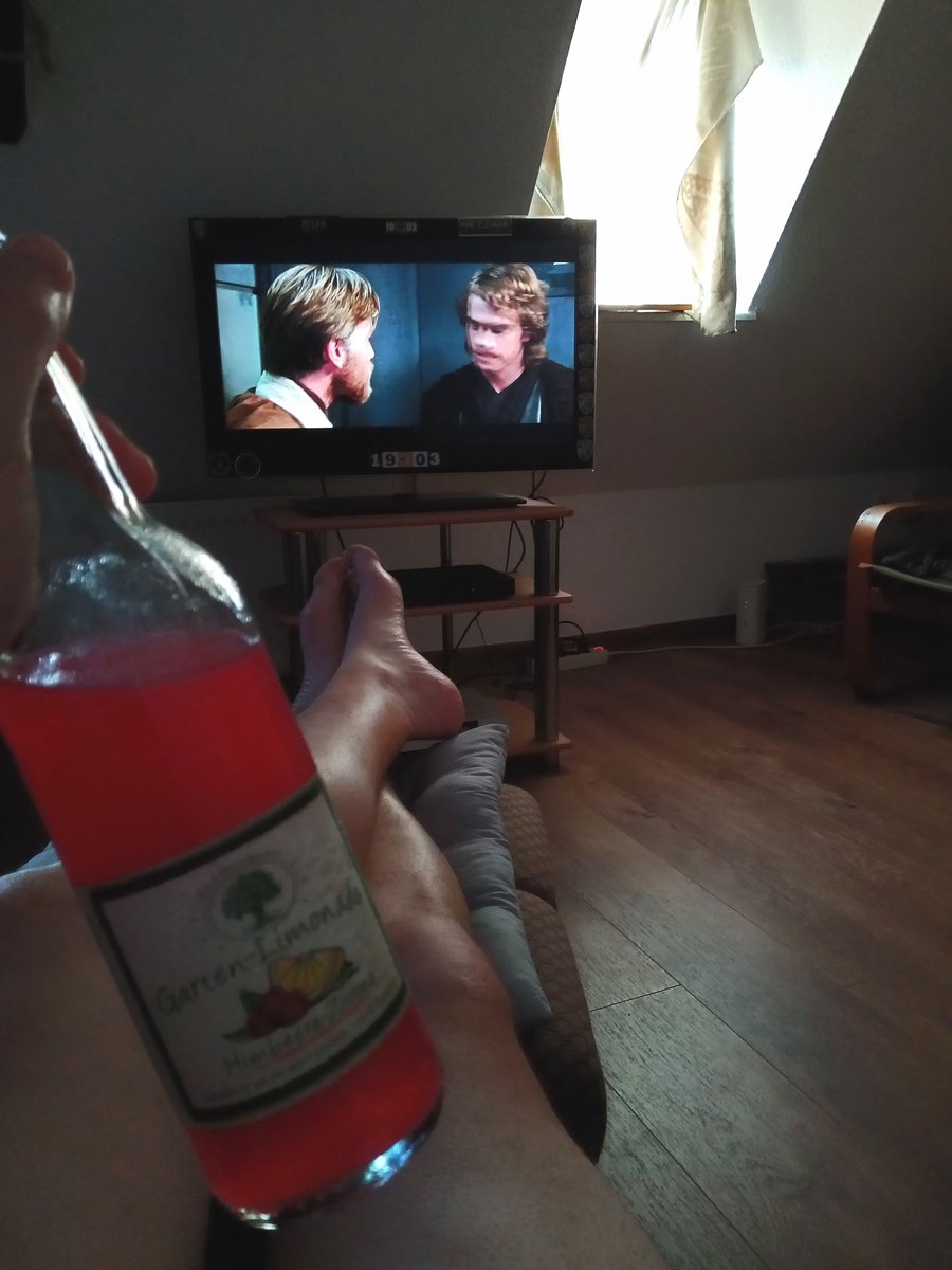 STERNI_NMB's tweet photo. So geht's eigentlich 😏.
Mittlerweile bin ich bei "Episode III- die Rache der Sith" angekommen.
Ersma Fenster bissl verdunkelt, den Luftkühler auf volle Pulle und ne Bad Brambacher Gartenlimo Himbeer-Zitrone aus'm Eisfach gefischt.
Gleich noch ein bauen, denn
#FridayIsHighDay https://t.co/K8cEtnWzJ8