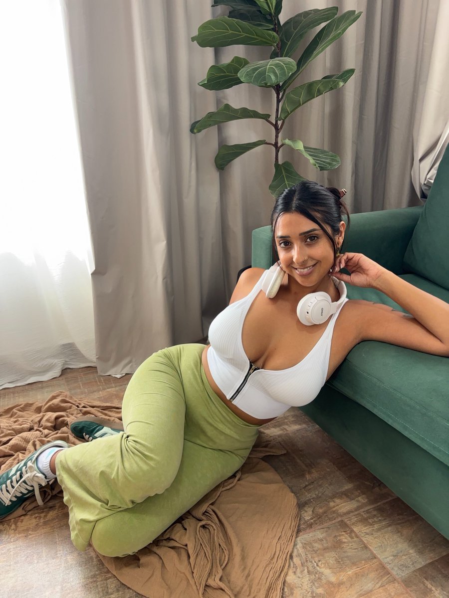 meetflore's tweet photo. I’d love someone to eat me out. Any takers? https://t.co/JUWoMbSA1c