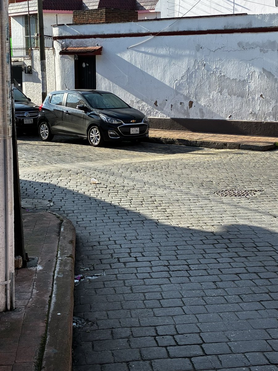 hern12529311's tweet photo. Buen día. Solicitamos apoyo de nuevo mismos vehículos obstruyen zona de recolección en José Moreno Salido esq. Héroes, @ALaMagdalenaC El camión no puede operar y no se puede estacionar en el lugar.Favor sancionar, ya que no entienden gracias. @OVIALCDMX @UCS_GCDMX #TransitoCDMX https://t.co/jiKPvp9RSx