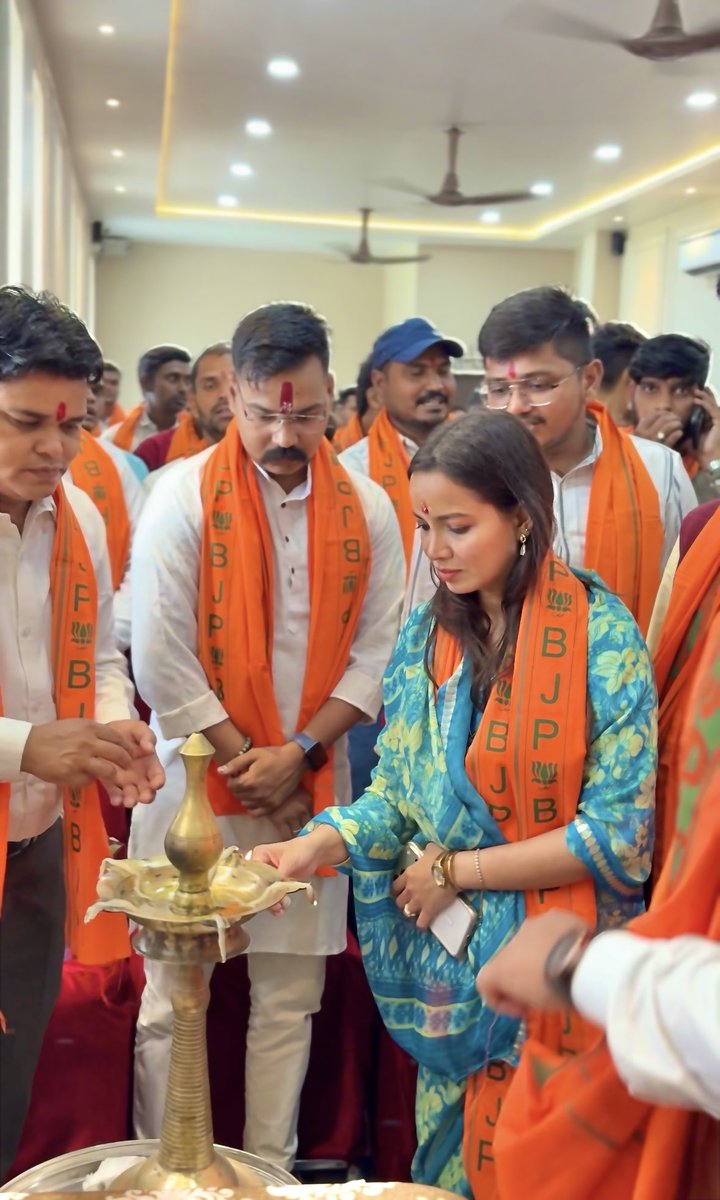 AnuTChatterjee's tweet photo. आज भारतीय जनता युवा मोर्चा, महासमुंद जिला की जिलास्तरीय परिचयात्मक बैठक संपन्न हुई। महासमुंद जिले के जिला प्रभारी के रूप में बैठक में उपस्थित रहने और संगठनात्मक विषयों पर अपने विचार साझा करने का अवसर प्राप्त हुआ।

#BJYM #Mahasamund #JoinBJYM2026
@BJP4India @BJYM4CGState https://t.co/13KQO1RglF