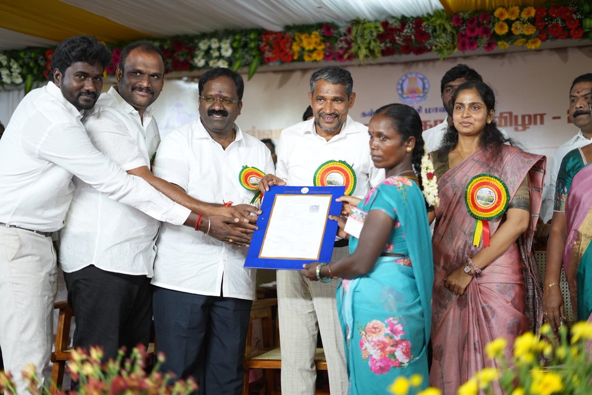 VanniTamizhVCK's tweet photo. கள்ளக்குறிச்சி மாவட்டம், கல்வராயன்மலை கரியாலூரில் கோடை விழா - 2026, இன்று (31.07.26) மற்றும் நாளை (01.08.26) ஆகிய இருநாட்கள் நடைபெறுகிறது. தொடக்க நிகழ்வில் மாண்புமிகு வனத்துறை அமைச்சர் திரு. ஆர்.வீ. இரஞ்சித்குமார் அவர்களுடன் இன்று பங்கேற்றோம்.

கல்வராயன்மலை வாழ் மக்களுக்கு விழிப்புணர்வு ஏற்படுத்திடும் நோக்கில் பல்வேறு துறைகளின் சார்பில் கண்காட்சி அரங்குகளும், பள்ளி மாணாக்கர்களின் கலை நிகழ்ச்சிகளும் மற்றும் அனைத்துத் துறைகளின் சார்பில் பல்வேறு நலத்திட்ட உதவிகளும் வழங்கப்படவுள்ளது.

இவ்விழாவில் கள்ளக்குறிச்சி சட்டமன்ற உறுப்பினர் திரு. அருள் விக்னேஷ், சங்கராபுரம் சட்டமன்ற உறுப்பினர் திரு. ராகேஷ், மாவட்ட ஆட்சியர் திருமதி. J.E. பத்மஜா, மாவட்ட காவல் கண்காணிப்பாளர் திருமதி. செஹனாஸ் இலியாஸ் மற்றும் அதிகாரிகள் உடன் பங்கேற்றனர்.

@RvRanjithtvk
@collector_kki
@klkpolice
@KallakurichiPro
@TNDIPRNEWS