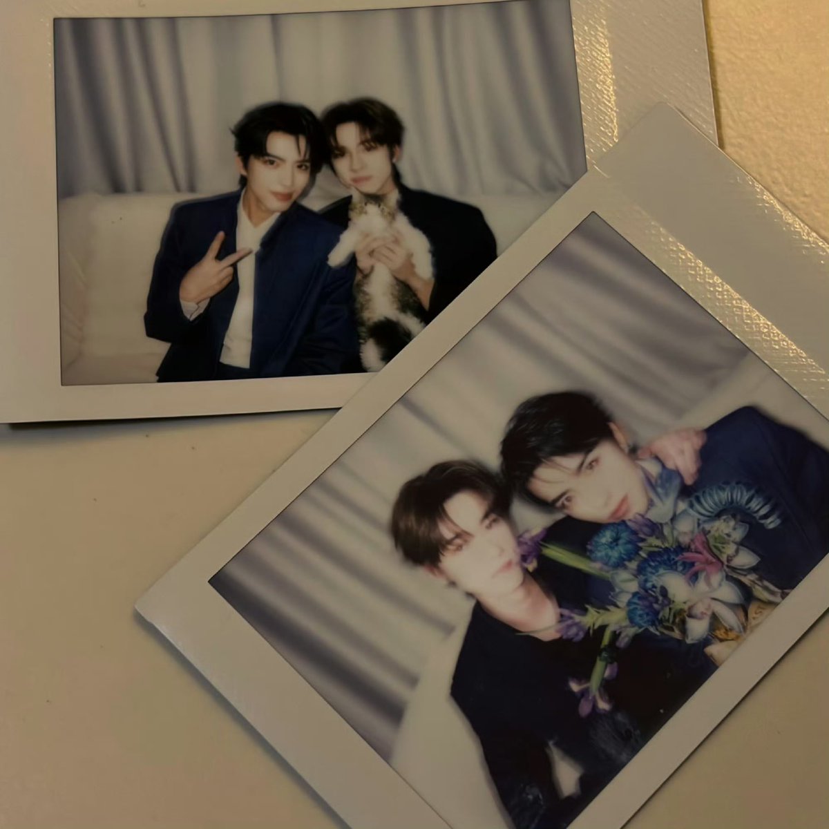 OllieVerse_TH's tweet photo. Ollie Weibo  Update’s [31.07.2026]

หนึ่งเดือนผ่านไปเร็วมากจริง ๆ!
รู้สึกเหมือน Deep In The Act เพิ่งเริ่มออกอากาศได้ไม่นาน แต่ก็เดินทางมาถึงตอนจบแล้ว

สำหรับการเป็นนักแสดง ผมยังเป็นมือใหม่ การได้รับบทที่มีน้ำหนักถึงสองบทแบบนี้ แม้จะได้รับแจ้งว่าจะได้เข้าร่วมโปรเจกต์แล้ว แต่ในใจก็ยังไม่มั่นใจ กลัวว่าตัวเองจะแสดงออกมาได้ไม่ดีพอ กลัวว่าจะรับบททั้งสองบทนี้ไว้ไม่อยู่

แต่เพราะทุกคนคอยสนับสนุนและมอบกำลังใจให้กับผมอย่างอบอุ่น ผมถึงค่อย ๆ เข้าใกล้ตัวละคร เจินซิน และ ฟางชื่อ ได้ทีละนิด และได้ใช้ชีวิตเป็นพวกเขา เล่าเรื่องราวของพวกเขาอย่างตั้งใจที่สุด

ขอบคุณผู้กำกับที่เลือกผมในวันนั้น มอบโอกาสให้ผมได้เป็นเจินซินและฟางชื่อ ขอบคุณครูสอนการแสดงที่คอยแนะนำอย่างอดทน ช่วยขัดเกลาทุกรายละเอียดของการแสดง ขอบคุณทีมงานทุกคนที่ทุ่มเทอย่างเต็มที่ ความเป็นมืออาชีพและความใส่ใจของทุกคนคือสิ่งที่ทำให้เรื่องราวนี้สมบูรณ์ และขอบคุณทีมโพสต์โปรดักชันที่อดหลับอดนอนทำงานกันหลายคืน เพื่อให้ตัวละครตัวนี้ได้ออกมาพบทุกคนในเวอร์ชันที่ดีที่สุด

และที่อยากขอบคุณเป็นพิเศษคือ ชูหยวน
ขอบคุณสำหรับความเข้าใจและการยอมรับในตัวผมทุกอย่าง ขอบคุณที่อยู่เคียงข้างกันอย่างอดทน ขอบคุณสำหรับความจริงใจที่มอบให้โดยไม่เคยเก็บไว้เลยสักนิด และที่สำคัญที่สุด ขอบคุณที่เชื่อมั่นในตัวผม เชื่อว่าผมคือฟางชื่อ คือเจินซิน คือคนที่คุณสามารถพึ่งพาได้

ผมโชคดีมากจริง ๆ ที่ได้พบคุณ

หลังจากซีรีส์ออกอากาศ ทั้งแฟน ๆ ของผมและแฟน ๆ ของชูหยวนต่างก็ส่งกำลังใจมาให้พวกเราเสมอ ขอบคุณทุกคนมากนะครับ

ทั้งคำชมและคำแนะนำ ผมได้อ่านหมดแล้ว สิ่งที่ทำให้ผมประทับใจที่สุดคือ หลายคนสังเกตเห็นรายละเอียดเล็ก ๆ ในการแสดงของพวกเรา แคปภาพไว้ พูดคุยและวิเคราะห์กันทีละฉาก ทำให้ผมรู้ว่าทุกคนตั้งใจดูซีรีส์เรื่องนี้มากแค่ไหน

แล้วก็ยังมีคอมเมนต์ลอยหน้าจอ (弹幕) หลายอันที่ตลกมาก ทุกครั้งที่ผมเห็นก็อดหัวเราะไม่ได้

เพราะทุกคน ฤดูร้อนปีนี้เลยเต็มไปด้วยความคึกคักและความทรงจำที่สวยงาม

ผมไม่อยากให้ฤดูร้อนนี้จบลงเลย แต่ก็เชื่อว่า ต่อให้ฤดูร้อนกำลังจะสิ้นสุด ความสวยงามที่เกิดขึ้นในช่วงเวลานี้จะยังคงอยู่ต่อไป

ความรักและความอบอุ่นทั้งหมดที่ทุกคนมอบให้ ผมจะเก็บรักษาไว้ในใจอย่างดี

เพราะถึงแม้เรื่องราวของ Deep In The Act จะจบลงแล้ว…

แต่เรื่องราวของผมกับชูหยวน เพิ่งจะ______ 

#OLLIE #刘天跃 #奥利 #OLLIEVERSETH
