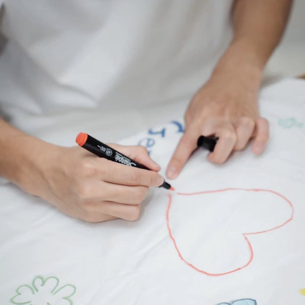 _adorablemee's tweet photo. ♊️ "Hey Gen Y moms, do you know Sharpie now? 🤭 (Just kidding! 😆)
Let me show you a little of what we've been working on.
I still hope to see everyone wearing white shirts when you come see me. And don't forget to bring your Sharpie so we can create little artworks on each other's shirts together. 😆🎨🤍 " -- check ♊️'s for more info
~~~Let Gemini teach the noona squad all about Sharpie nahh~🤣
#Gemini_NT #เจมีไนน์ @gemini_ti