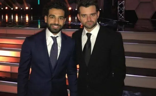 berkcanoguslu's tweet photo. Salah & Ramy Abbas ve Başka Takımları Kullanma

Maalesef bu durumla ilgili iki araştırma yapmıştım mecbur üçüncüyü de yaptım. Daha doğrusu diğerlerini yaparken zaten net şekilde gözüken bir durumdu bu.

Doğruyu söylemek gerekirse öncekiler gibi çok net, çok sık 'X takımla görüşüyoruz ama Y takım da istiyor' stratejisini her defasında görmüyoruz.

Açıkçası bu Trabzonspor işi yeni bir hamle değil. Önceki araştırmada bahsettiğim test edecekler, piyasaya bakacaklar meselesinin devamı. 3. raund değil 2. raundun bir uzantısı.

Daha önce bu tarz şeyler yaşanmış mı diye bakınca yine de paralel şeyler görüyoruz.

- Fiorentina ayrılış sürecinde açık açık Inter, Juventus, Milan ve Roma'nın Salah'ı istediğini söyledi. Bir zarf attı, pazarlıkta elini kuvvetlendirdi. Ki gerçekten de Roma'ya transfer oldu iyi bonservis/kontrat aldı.

- Asıl hikaye biraz daha Roma'dan Liverpool'a geçişte. Gözde bir oyuncuydu. Sürekli üstü kapalı açıklamalar, imalar, haber servisleri görülmüş. Hatta asıl kulüp Liverpool haberleri varken Abbas 'Salah tekrar İtalya'ya büyük bir takıma transfer olacak' sinyalleri verdi veya servis ettirdi. 

- Liverpool sözleşme yenileme sürecinde de bir durum var :) Ki önceki araştırmada Beşiktaş döneminde ciddi benzerlikler gördük. Sözleşme görüşmeleri çok uzun sürmüştü. Ciddi sayıda Real Madrid'ten tutun, City'e Chelsea'ye kadar haberler konuşulmuş. Abbas yalanlamış ama bir süre konuşulmasına müsaade etmiş.

Şimdi elbette böyle bir oyuncuyla ilgili haberler çıkar. İki kulübü kırdırmak tarzları değil. Ama Beşiktaş'ın duruşunu ve alternatifleri test etme konusunda geri kalmazlar. Beşiktaş sürecinde de benzerlikler olduğunu görüyoruz. Adım adım tahmin edebilme sebebim de bu zaten. 

Dolayısıyla Trabzon işi gerçek olabilir, iki taraflı ilgi olabilir. Ama işin başlangıcı çok net Beşiktaş' test etme meselesinden çıktı. Devamında Trabzon'la anlaşır anlaşmaz. Kendileri bilir. Doğuştan kartal veya Trabzon doğumlu değil :) Maksimum parayı/kontratı almak durumunda. 

Bu araştırmanın 3. serisiydi. Artık 4'e 5'e gerek kalmasın, kabak tadı verdi.