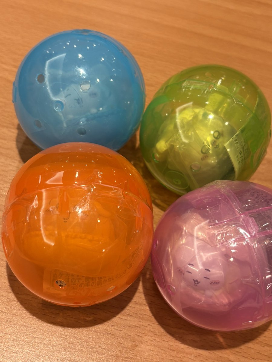 fox_omikun's tweet photo. 今日の戦利品。
わかりにくいけどちいかわマカロン。

いつもと微妙に中身とカプセルの色が違って
「ふぅん？」てなりながら回してたけど、被りなくパーフェクトでした！ https://t.co/BfrdeLdbIi