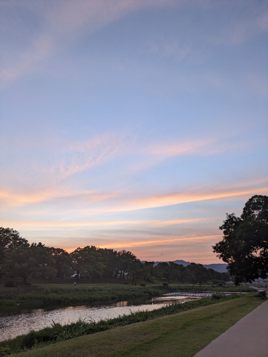 50leeleee's tweet photo. 夏は鱧✨美味しいものを食べたあとは、賀茂川を散歩😊夕空が綺麗でした。 https://t.co/ZodX92mi0x